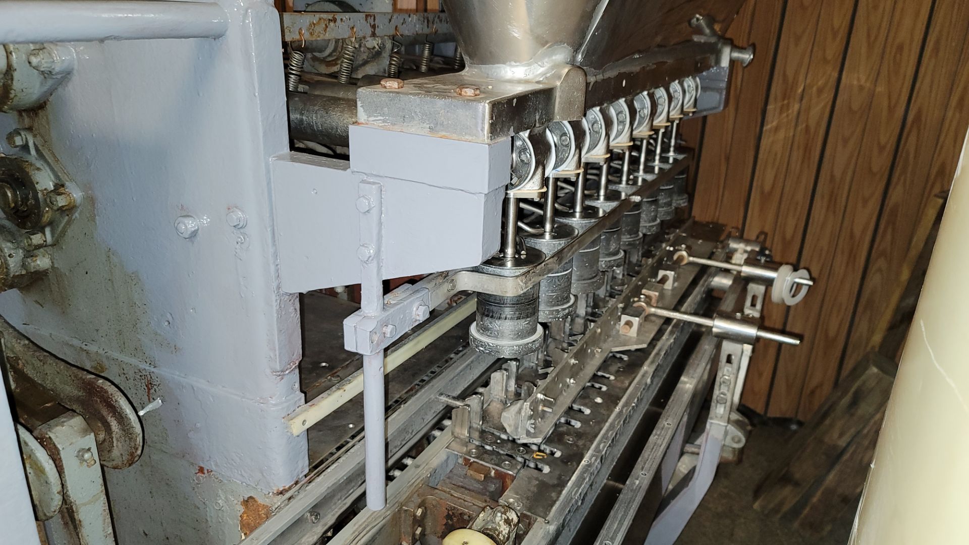 (Located in Belle Glade, FL) COLTON-HOPE 8 PISTON FILLER, Rigging/Loading Fee: $100 - Image 4 of 8