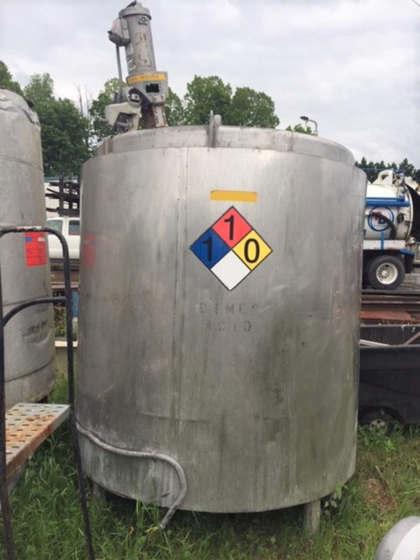 Lot Location: Greensboro NC USED 1100 GALLON STAINLESS STEEL HEATED MIX TANK.