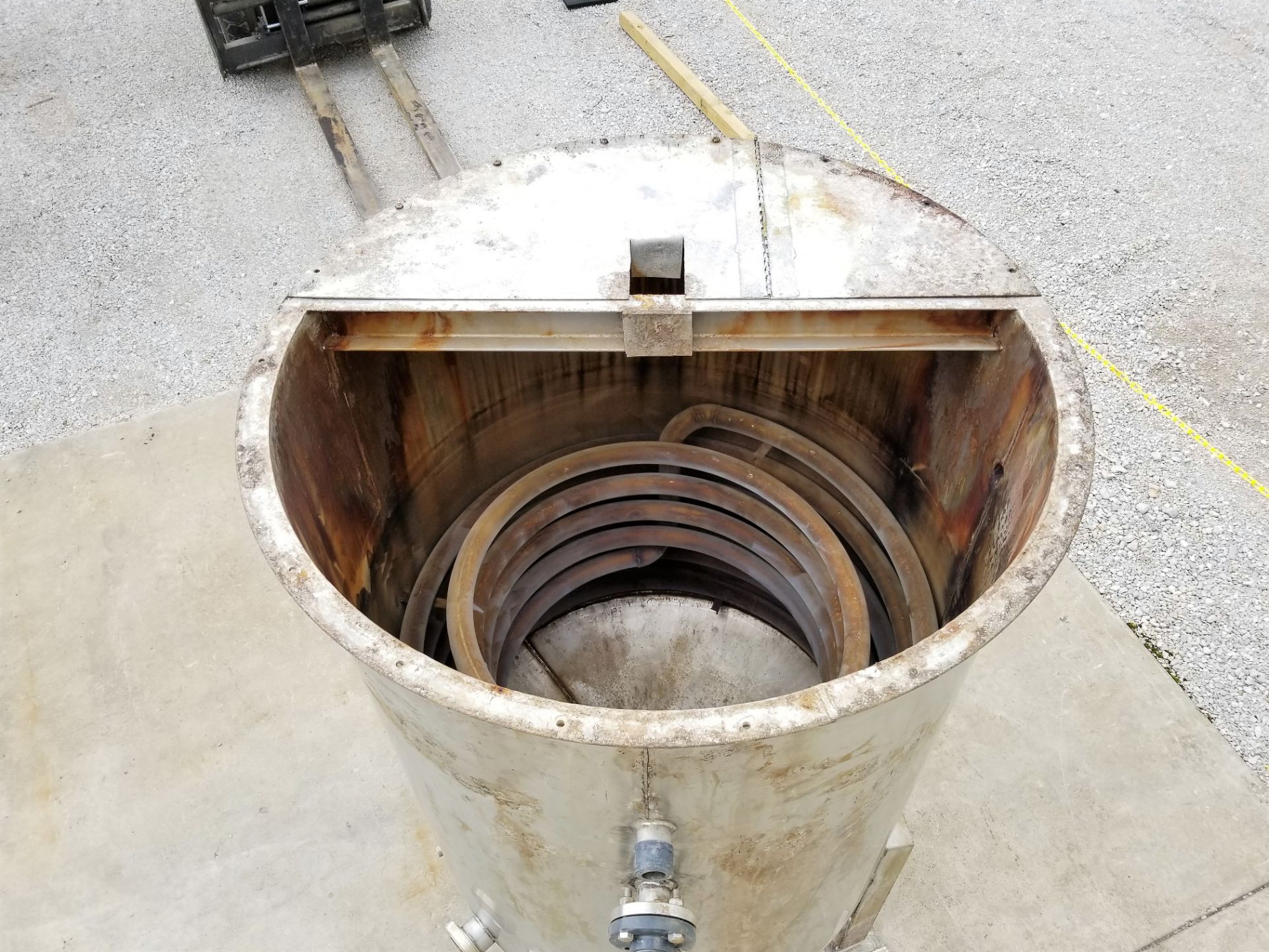 Lot Location: Greensboro NC Used 585 Gallon Stainless Steel Tank, Open Top with Pipe Coils - Image 9 of 12