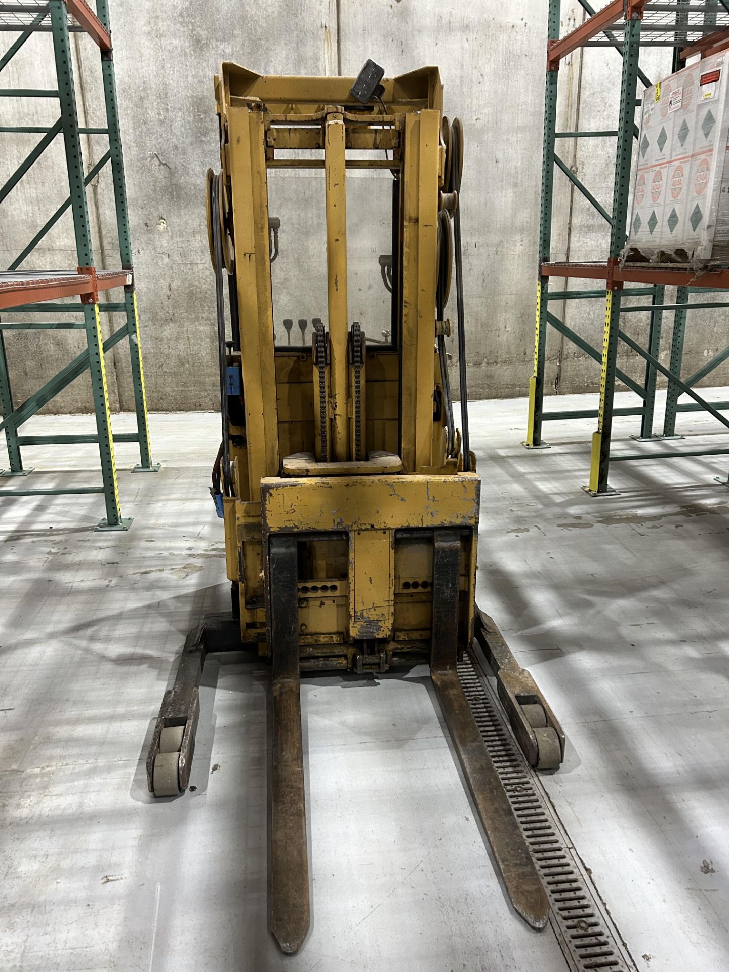 Lot Location: Hartley IA - Raymond Electric Forklift, Model #20-R30TT, D.C. Volts 24, 44'' Forks, - Image 2 of 5