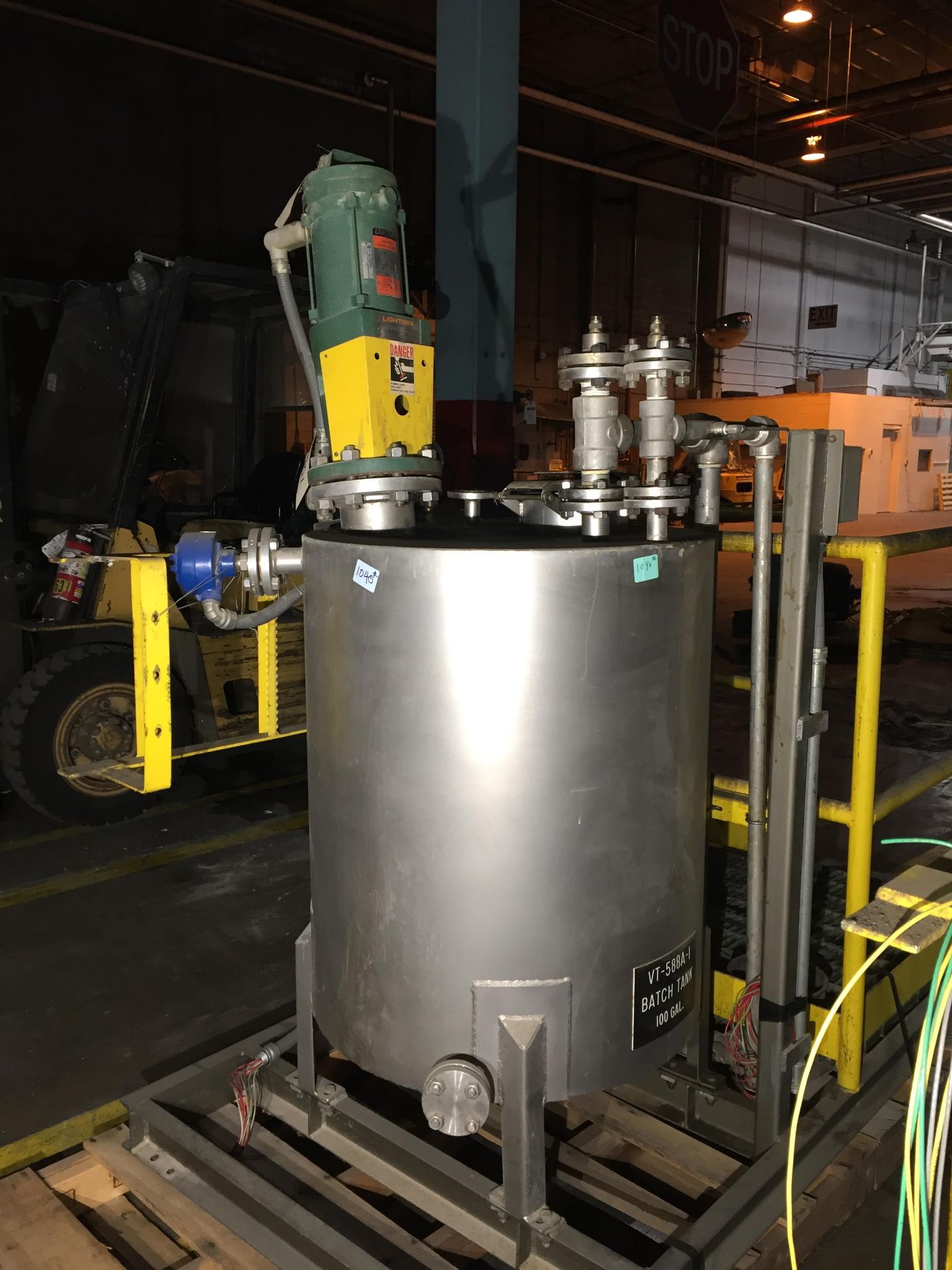 Lot Location: Greensboro NC 100 GALLON STAINLESS MIX TANK WITH LIGHTNIN MIXER MODEL XDC30 - Image 2 of 14