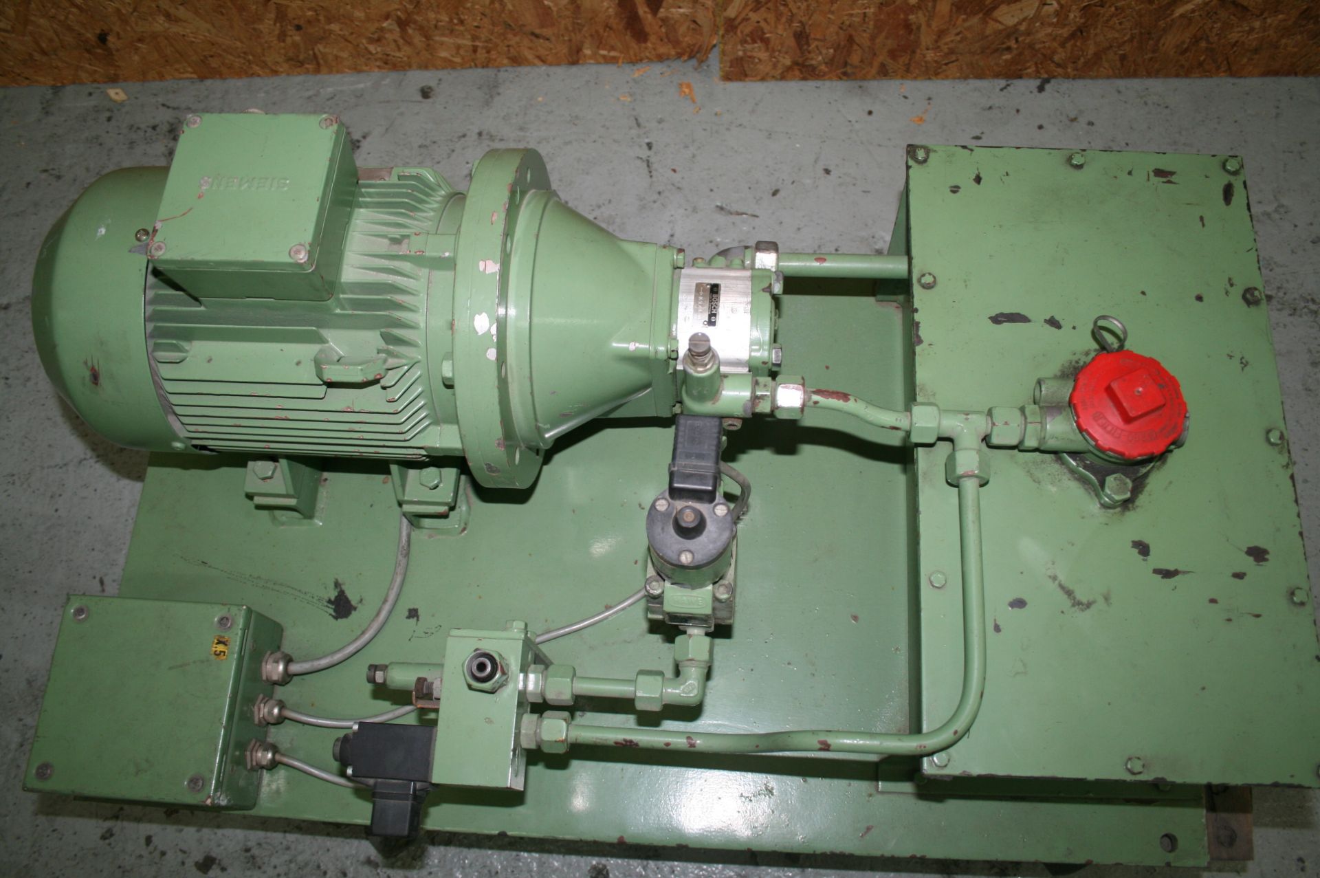 (Located in Belle Glade, FL) BOSCH HYDRAULIC PUMP, Loading/Rigging Fee: $25 - Image 2 of 7