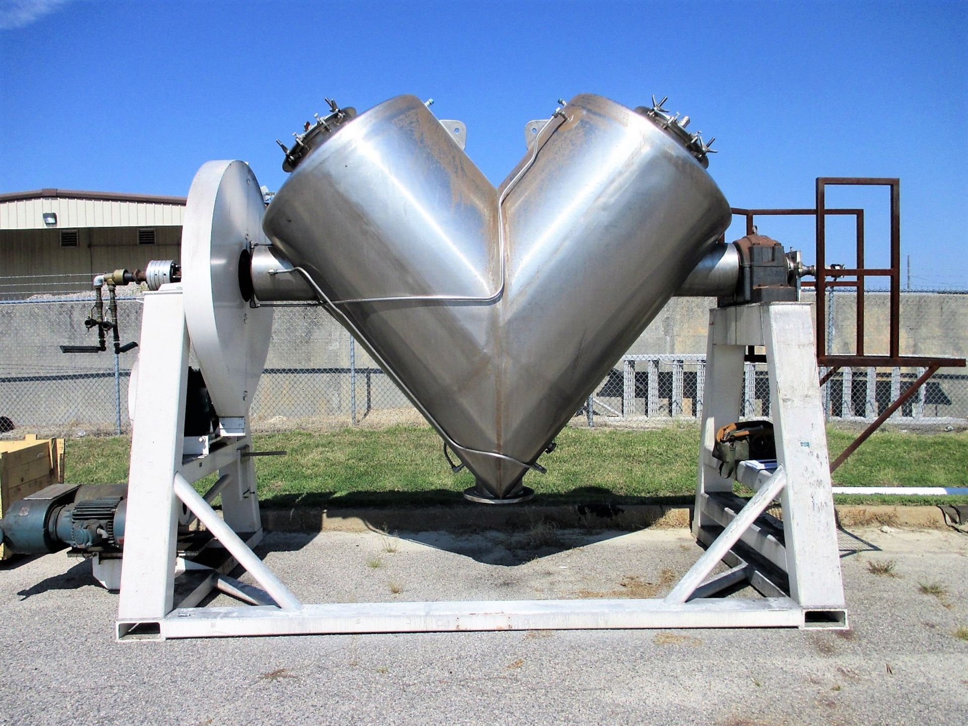 Lot Location: Greensboro NC Used 78 Cubic Foot Gemco V-Cone Stainless Tumble Blender Vacuum Dryer - Image 3 of 17