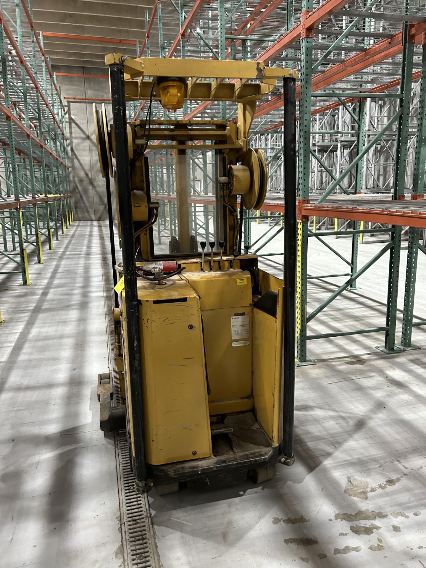 Lot Location: Hartley IA - Raymond Electric Forklift, Model #20-R30TT, D.C. Volts 24, 44'' Forks,