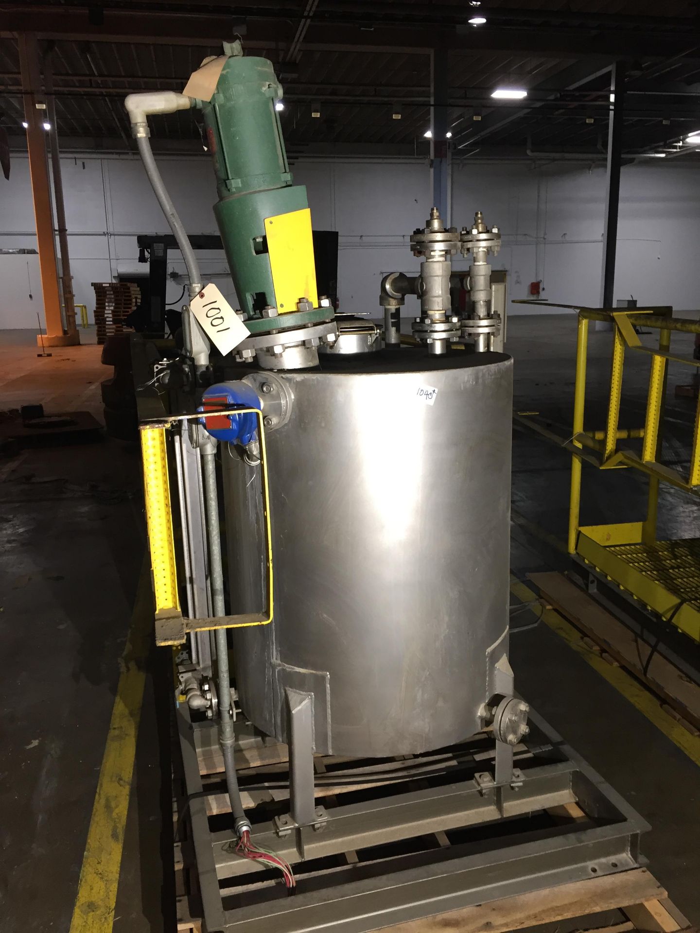 Lot Location: Greensboro NC 100 GALLON STAINLESS MIX TANK WITH LIGHTNIN MIXER MODEL XDC30