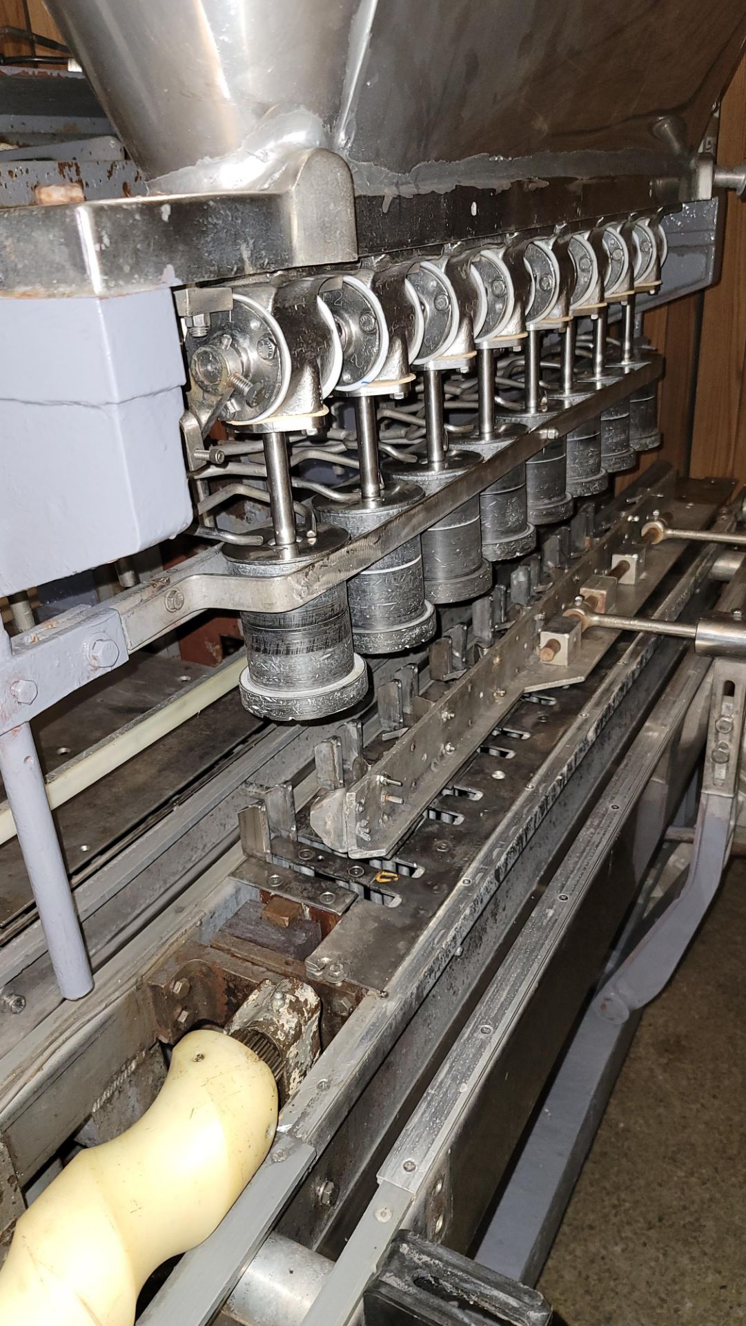 (Located in Belle Glade, FL) COLTON-HOPE 8 PISTON FILLER, Rigging/Loading Fee: $100 - Image 3 of 8