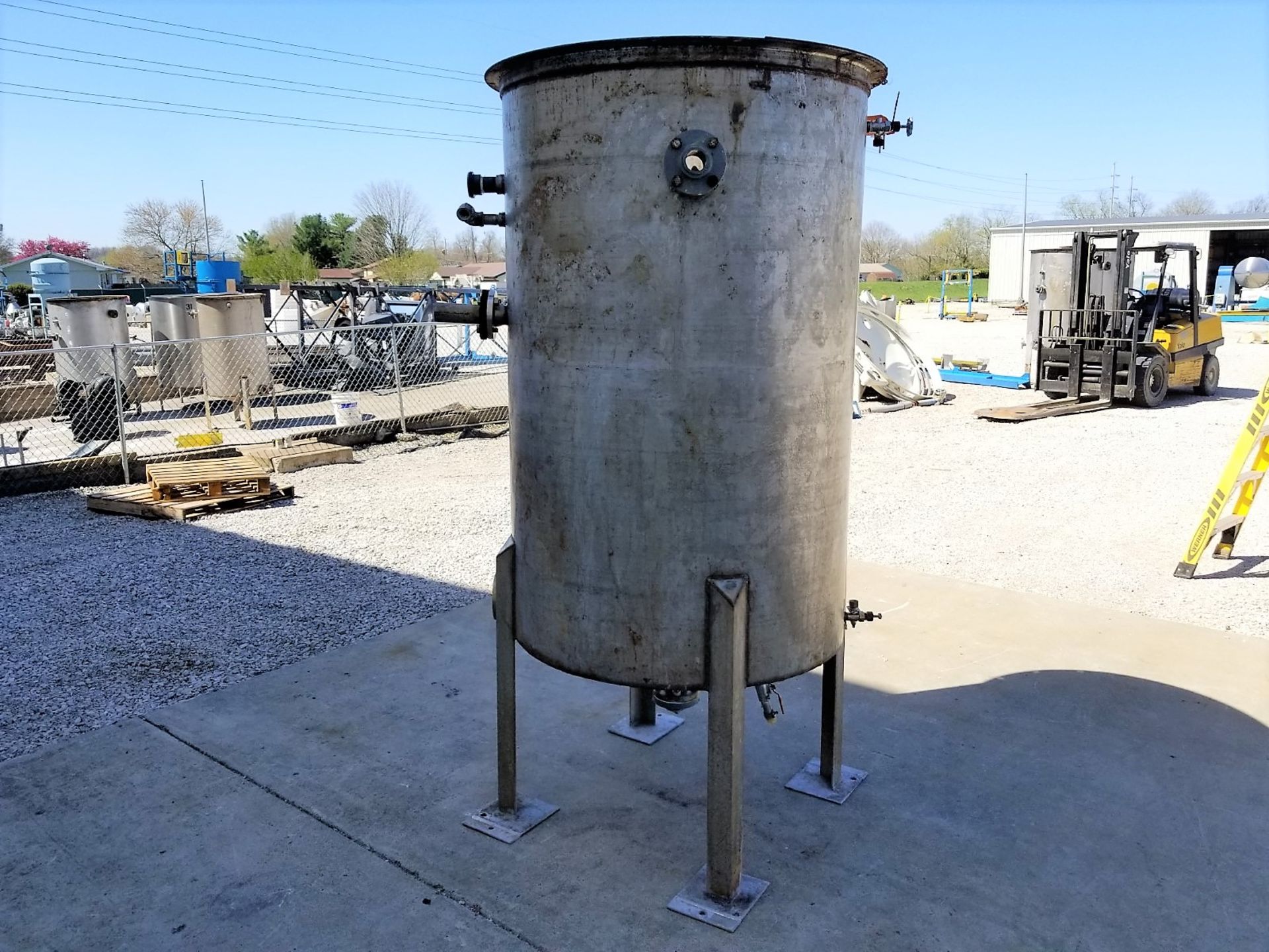 Lot Location: Greensboro NC 500 gallon Stainless Steel Tank with Pipe Coils - Image 4 of 10