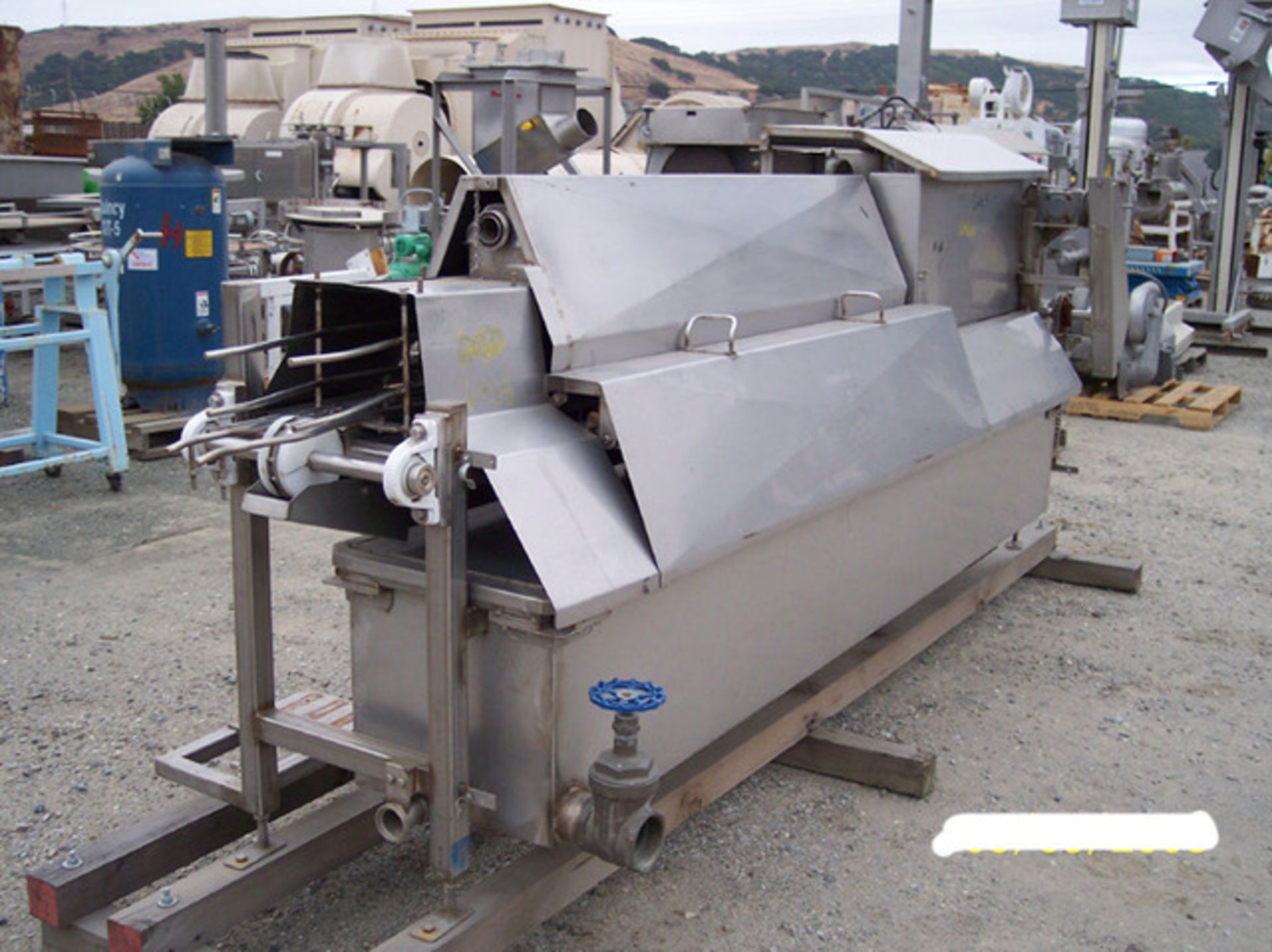 (Located in Morgan Hill, CA) Gravity Filler Over Flow, All S/S set on 603 x 700 Can, Has Timing Scre - Image 4 of 4