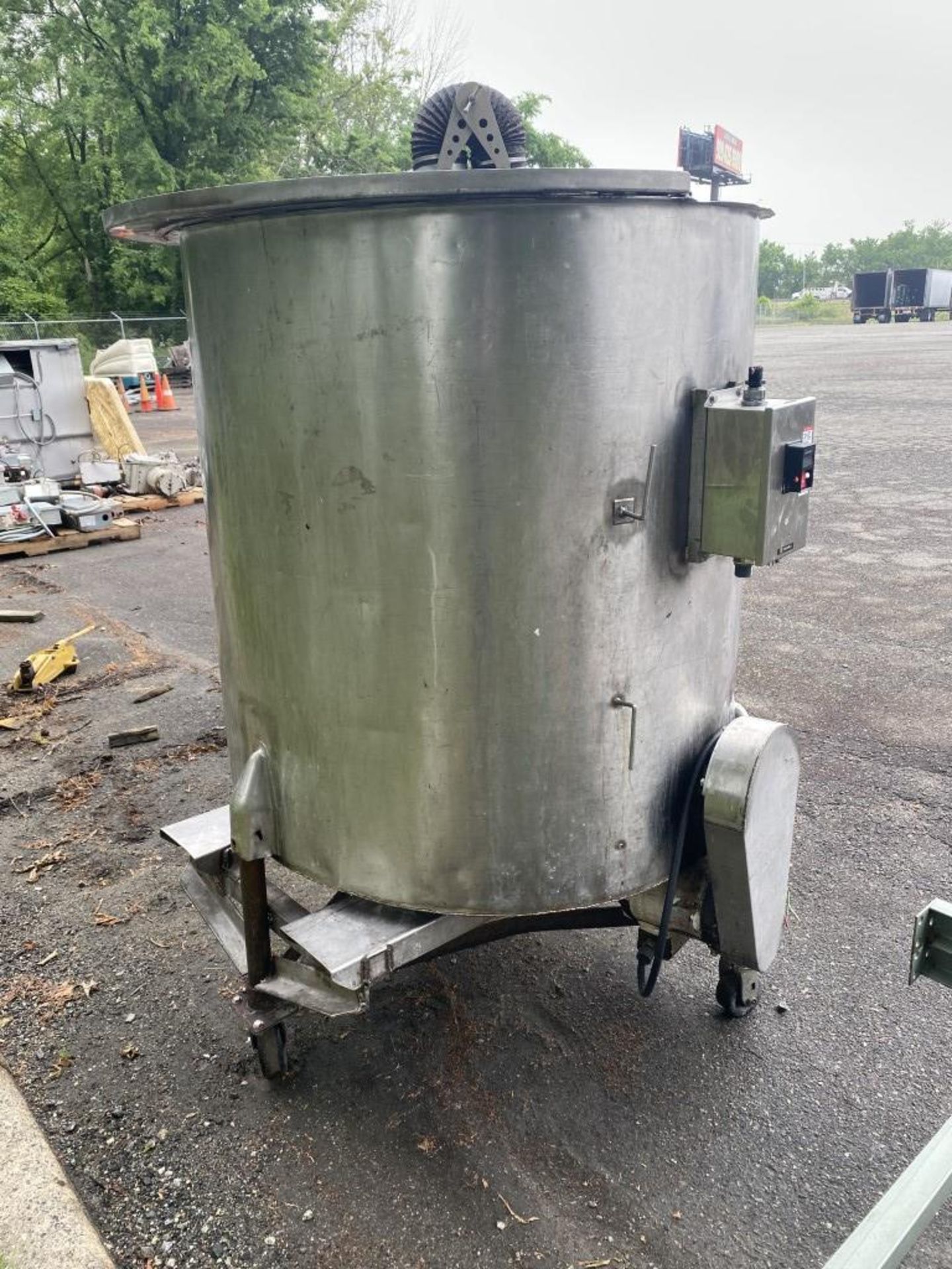 Lot Location: Greensboro NC 330 GALLON STAINLESS STEEL PORTABLE MIX TANK. - Image 2 of 10