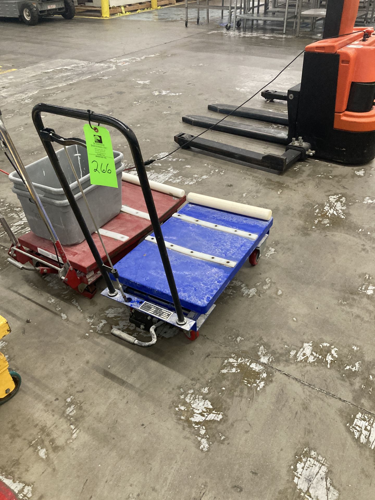 Lift table push cart, 400 lbs cap, 18 in x 27 table Rigging Fee: $ 35