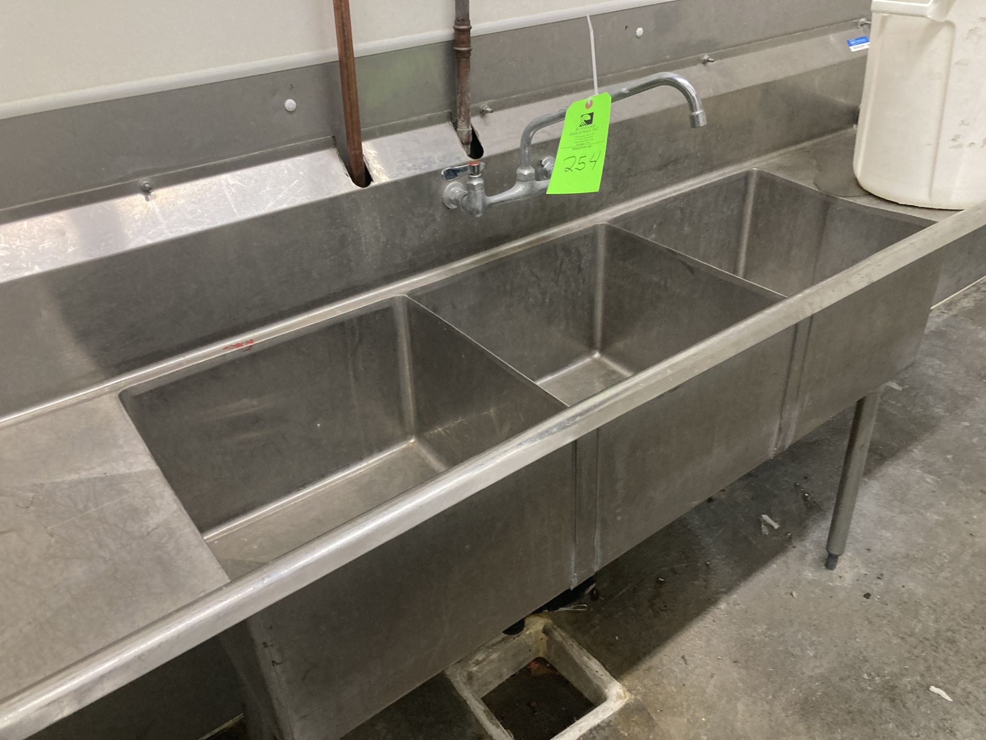 Stainless steel 3 bowl sink with faucet 90 in x 24 in d and stainless steel wall plate Rigging - Image 2 of 3