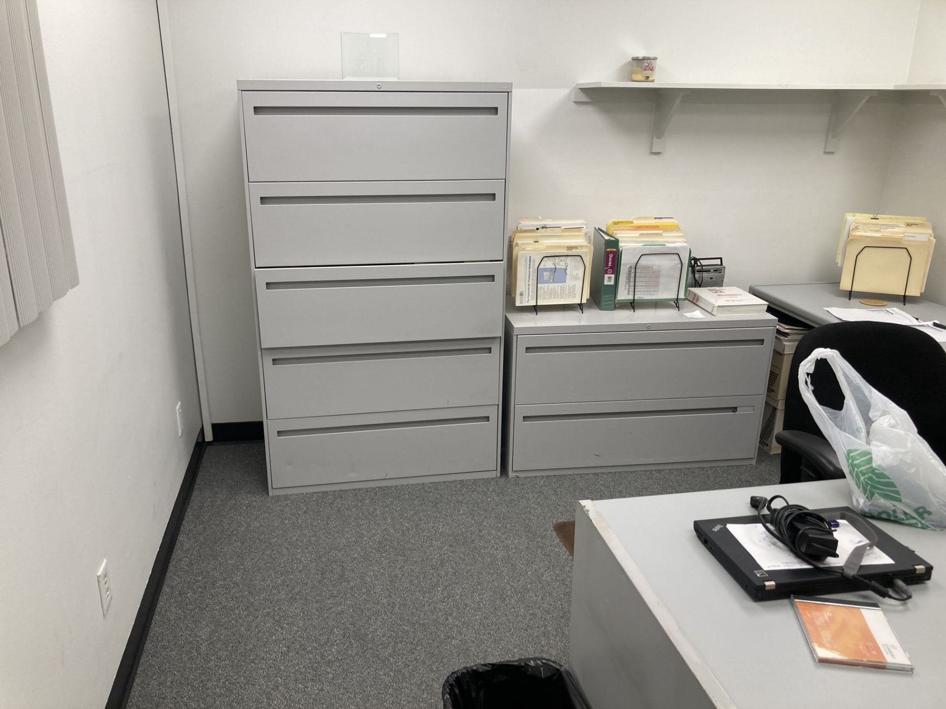 LOT OF office, desk 72 in x 36 in , knee space credenza 72 in 24, filing cabinet 36 in x 18 x 60 , - Bild 3 aus 4