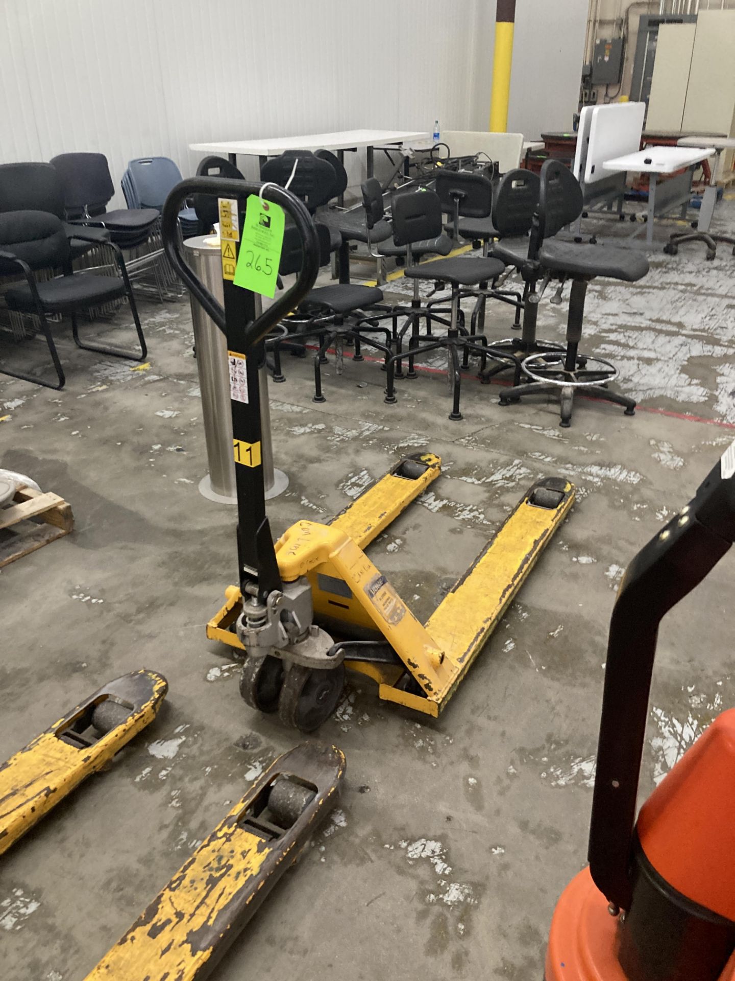 U-LINE pallet jack, 5500 lbs, model H-2900 Rigging Fee: $ 35