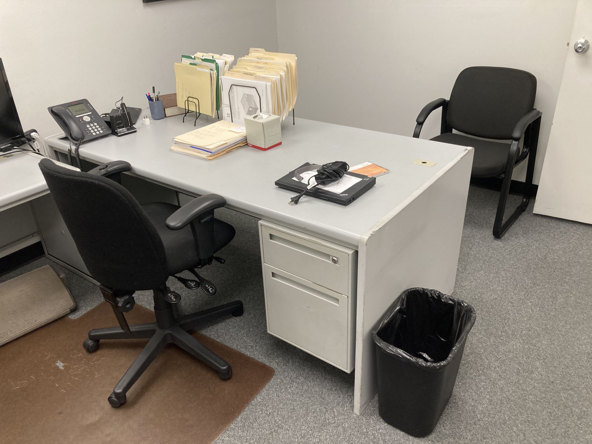 LOT OF office, desk 72 in x 36 in , knee space credenza 72 in 24, filing cabinet 36 in x 18 x 60 , - Bild 4 aus 4