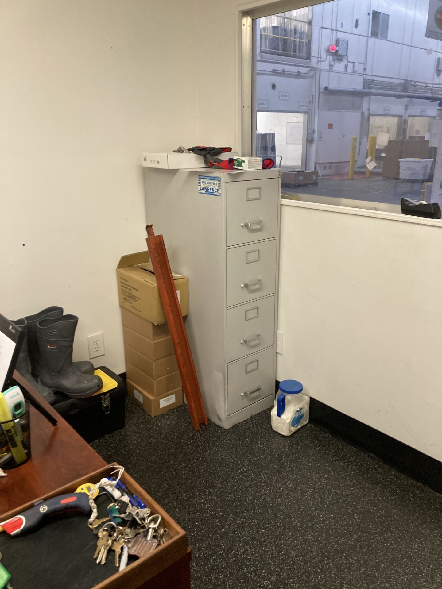 LOT OF 2- L shape desk, metal file cabinet, and metal shelf unit Rigging Fee: $ 325 - Bild 3 aus 5