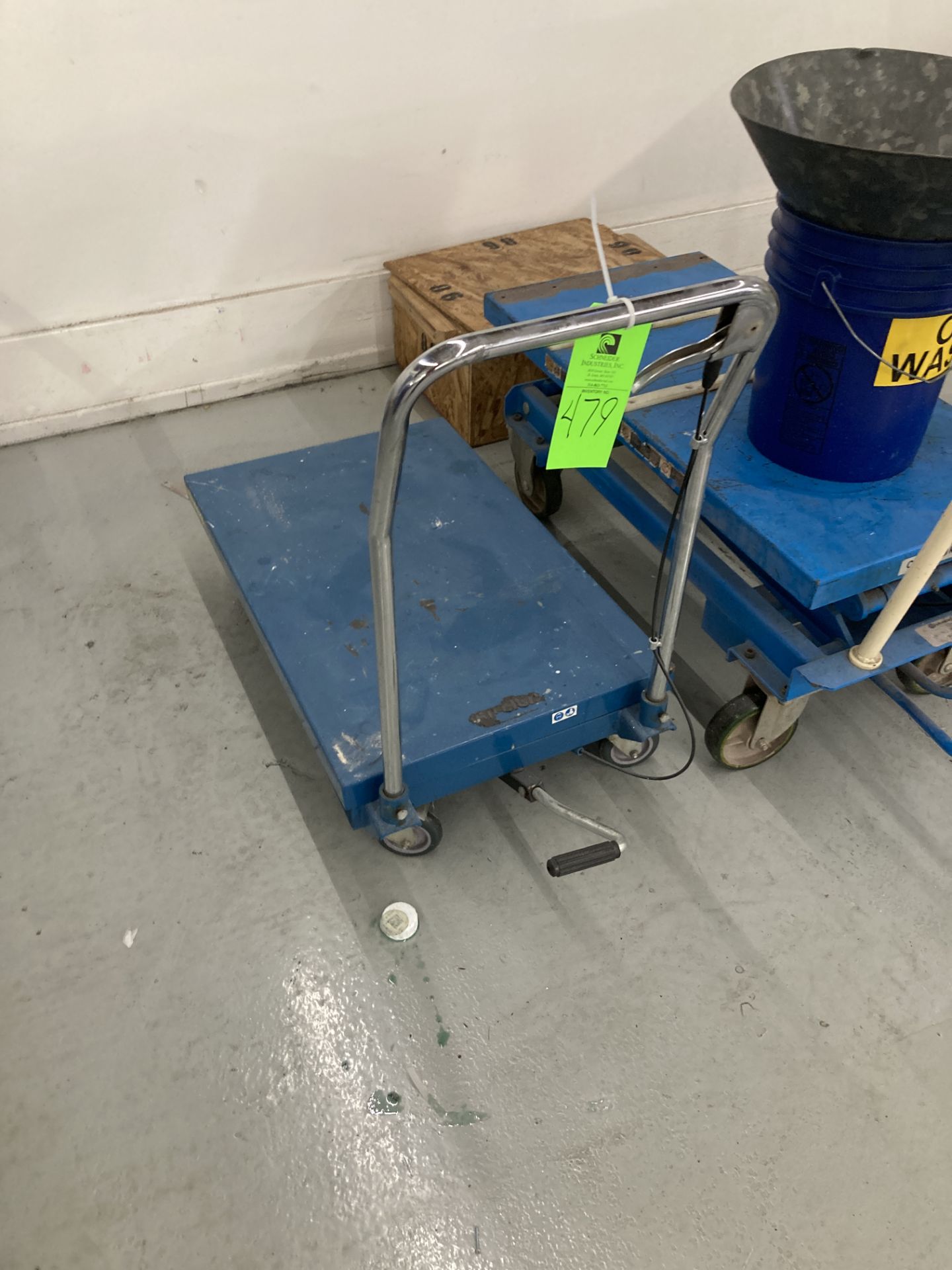 Lift table push cart , 32 in x 20 in platform , 660 lbs cap. Rigging Fee: $ 35
