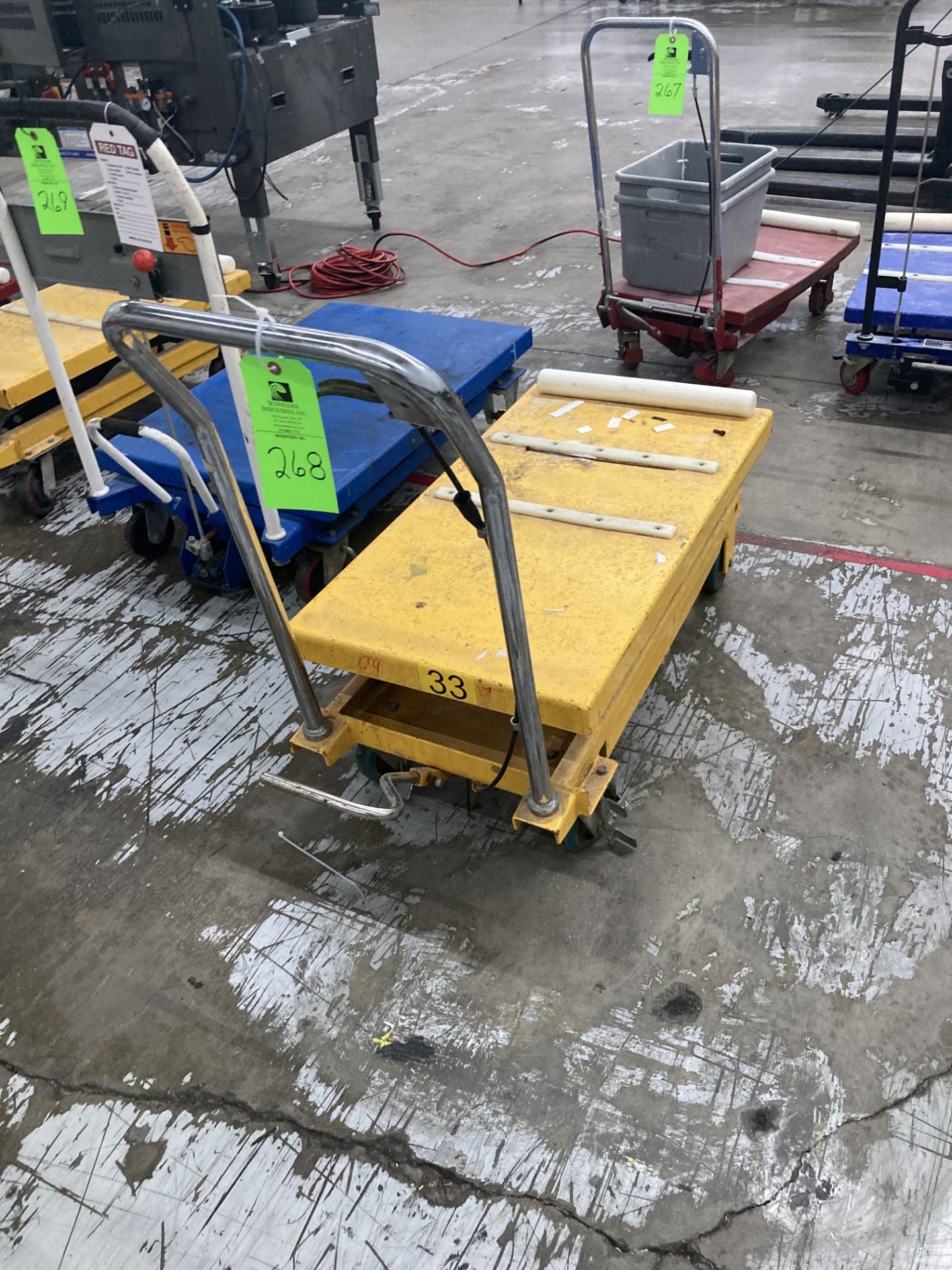 Lift table push cart, 400 lbs cap, 20 in x 36 table Rigging Fee: $ 35