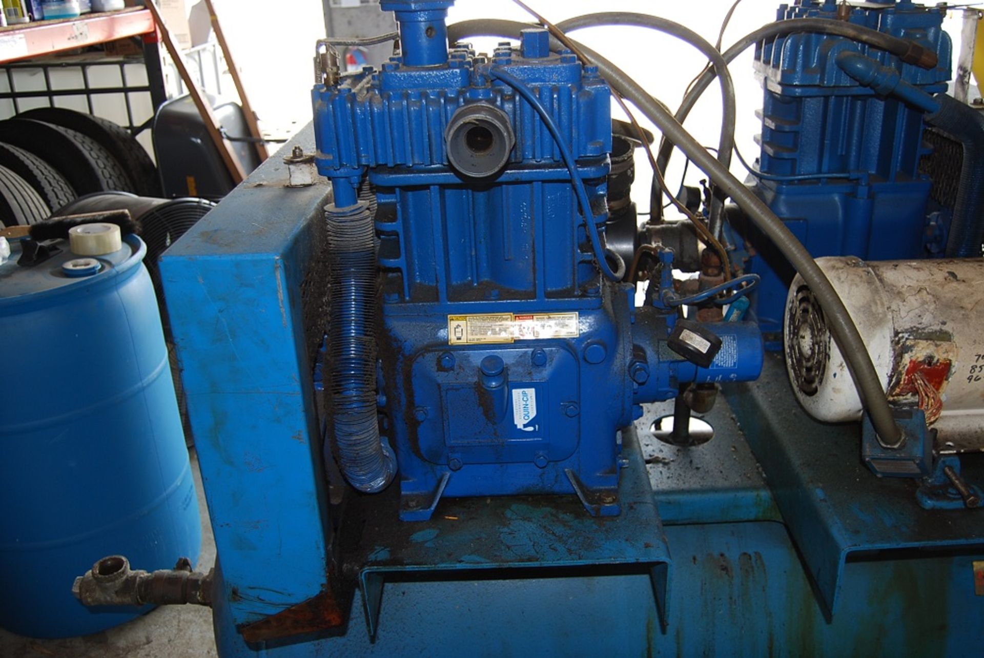 25 HP Quincy Air Compressor, Model: 325L 106, SN: 20080819-0027 with 5 hp Baldor motor, Foot - Bild 8 aus 8