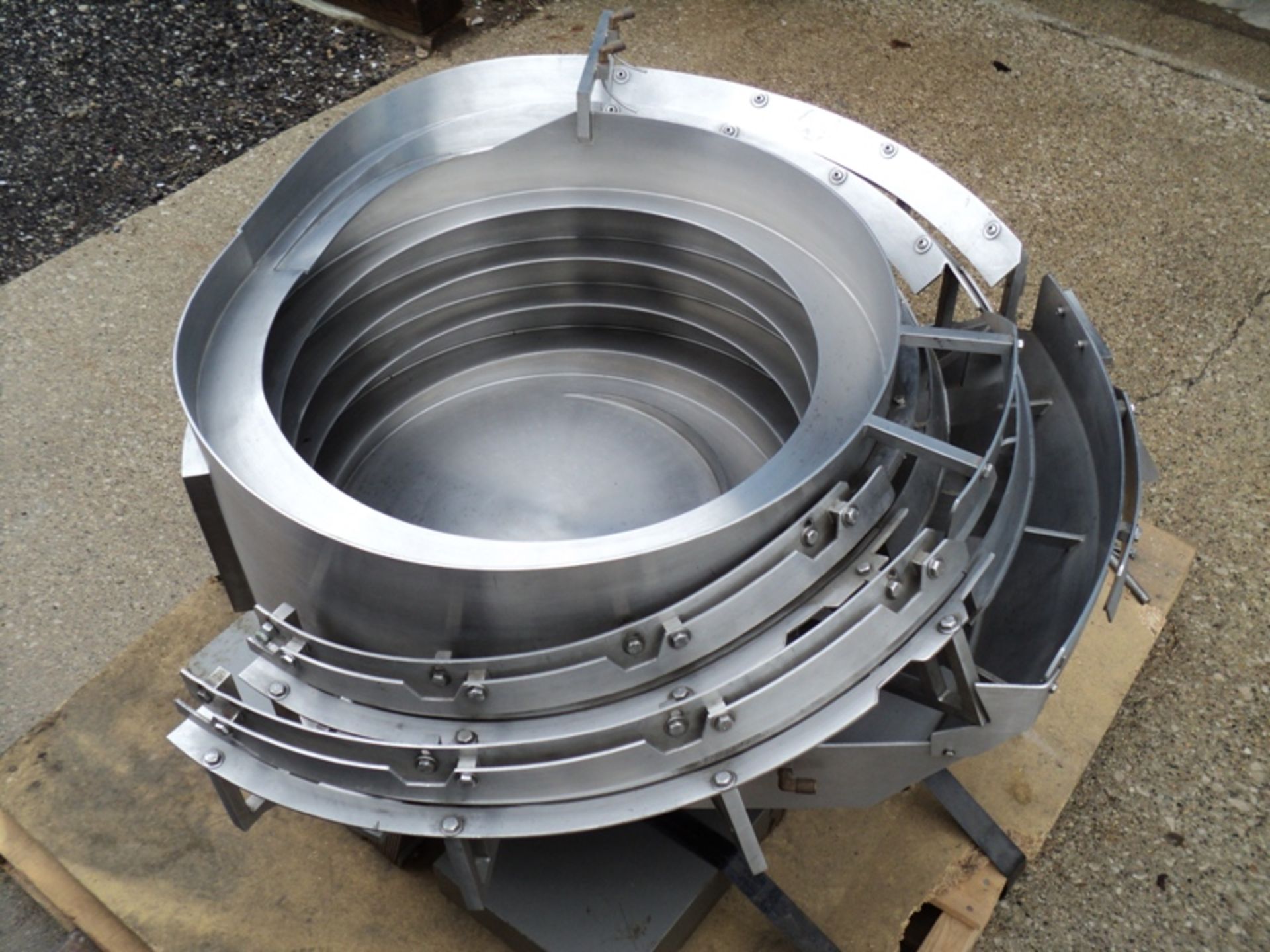 Service Engineering Vibratory Bowl 24" S/N 21614 24" CW Vibratory Feeder Rate 70 PPM Foot print: - Image 3 of 9