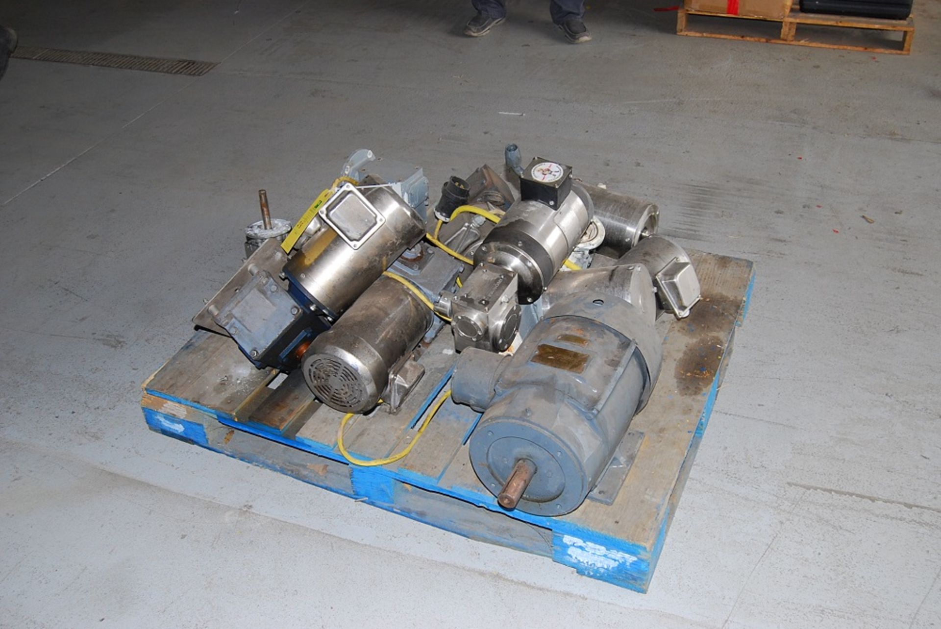 Miscellaneous Pallet Of Motors and Gear Boxes Pallet: 40" wide x 48" deep x 26" tall - Image 6 of 6