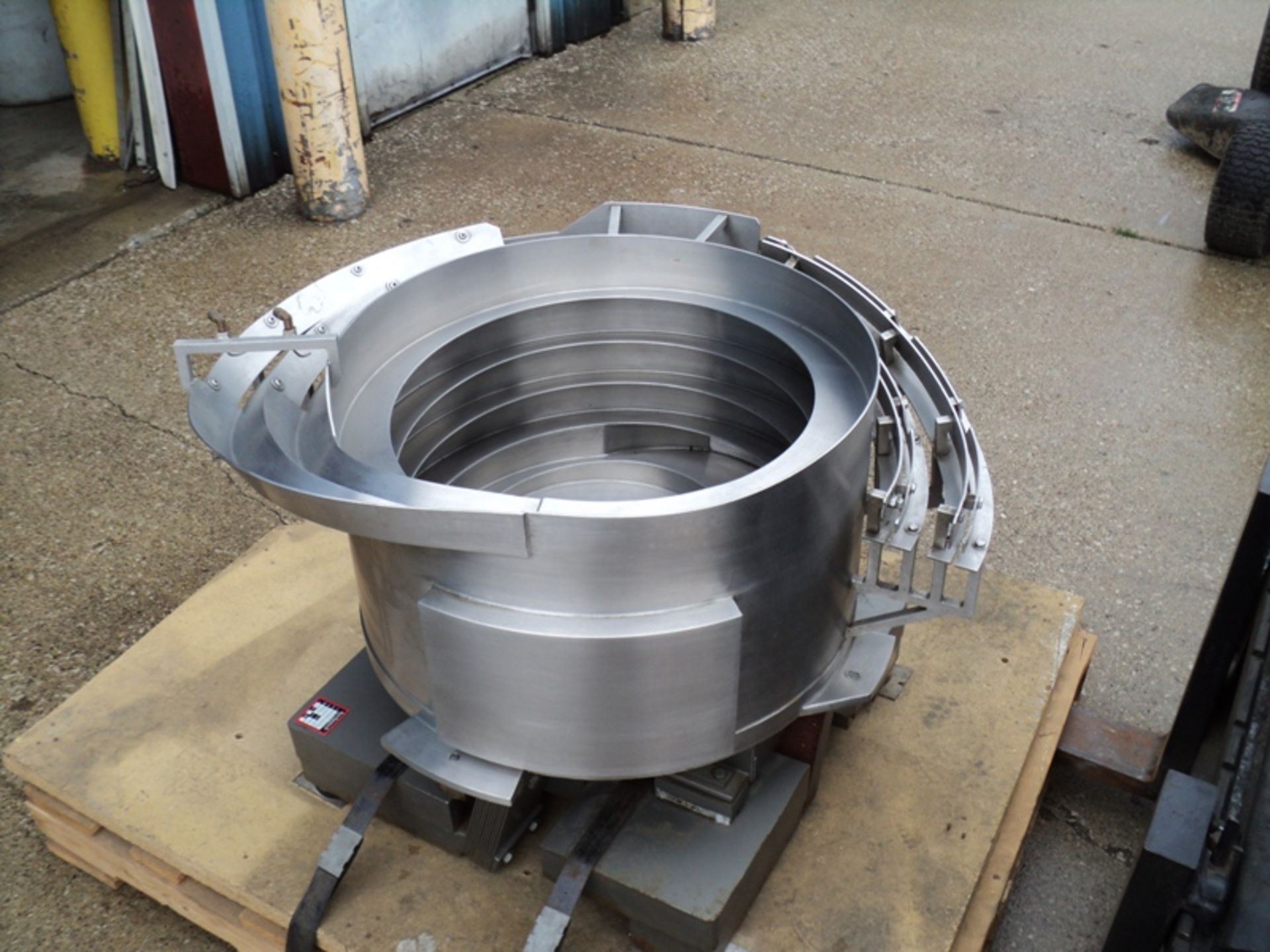 Service Engineering Vibratory Bowl 24" S/N 21614 24" CW Vibratory Feeder Rate 70 PPM Foot print: - Image 2 of 9