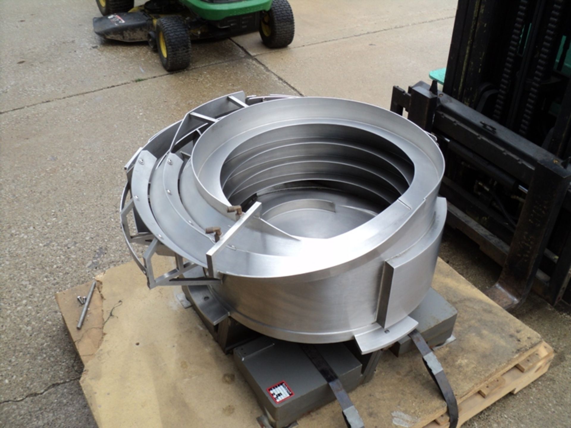 Service Engineering Vibratory Bowl 24" S/N 21614 24" CW Vibratory Feeder Rate 70 PPM Foot print: