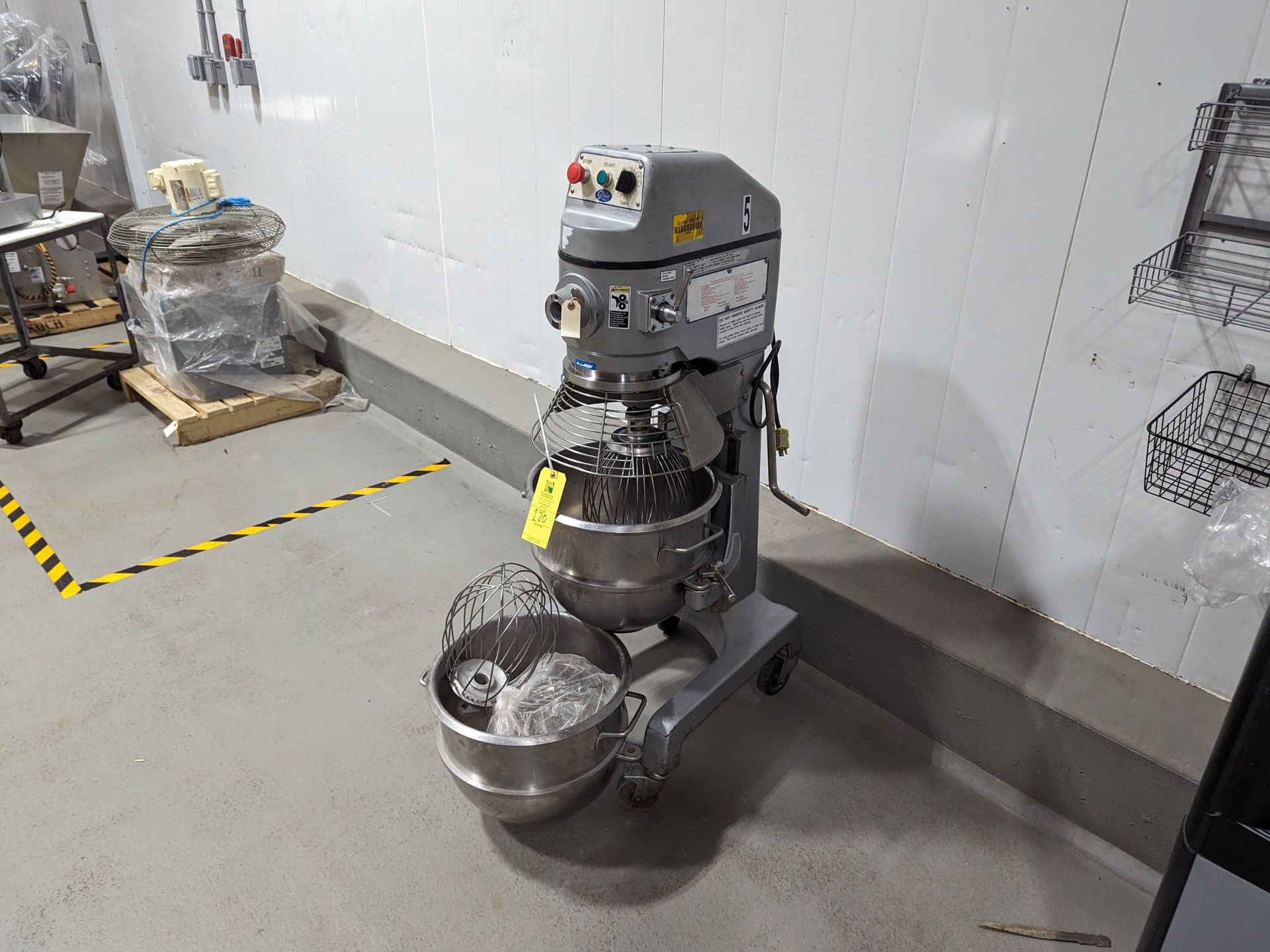 Globe SP30 Mixer, Dimensions LxWxH: 24x22x56