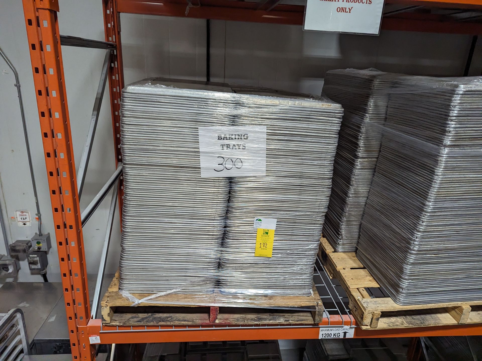 Lot of 300 Baking Sheets, Dimensions LxWxH: 48x40x40 - Image 2 of 2