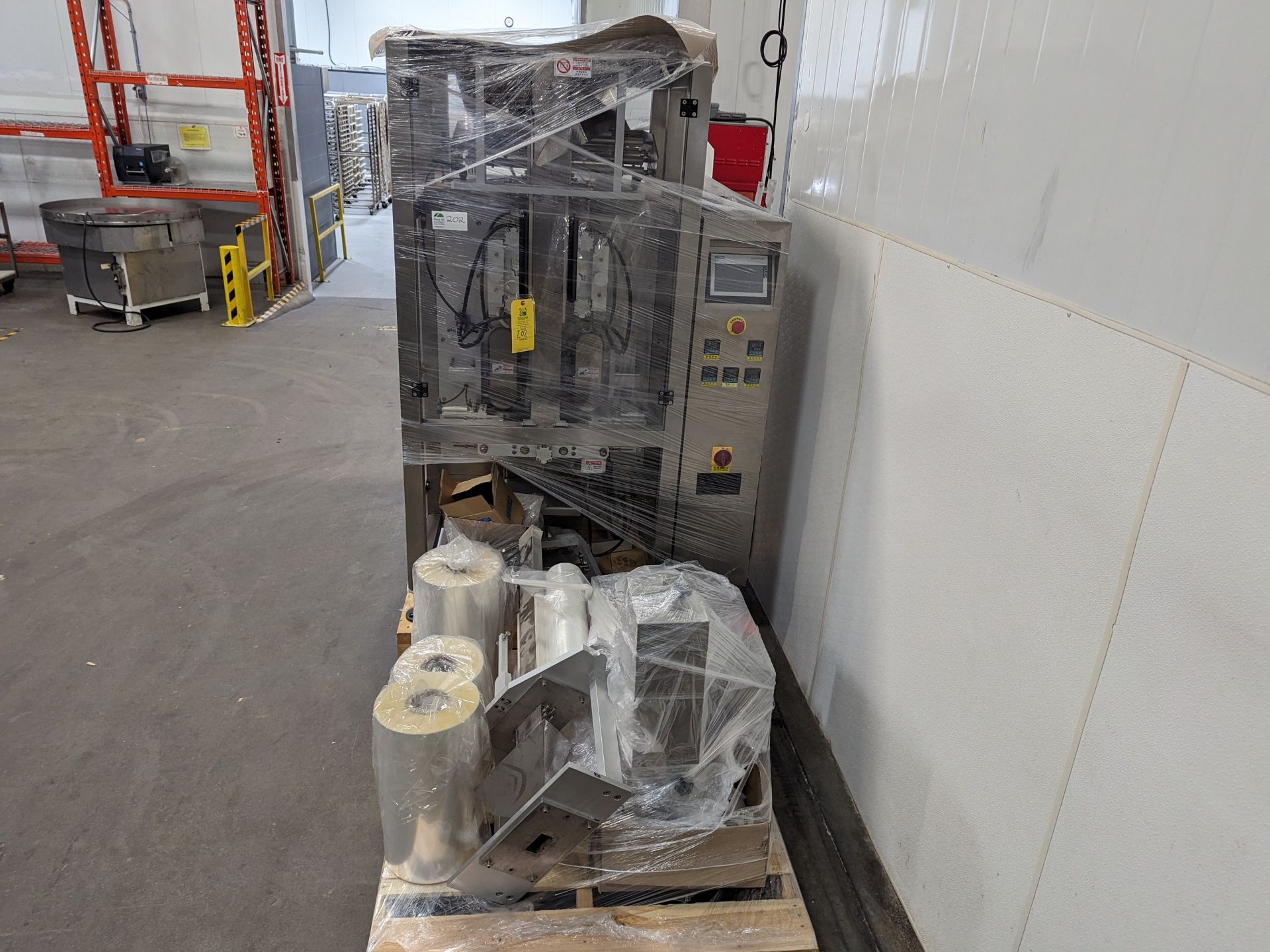 Honor Pack VFJ-Q460 VFFS Machine 68x40x84, Plus pallet 48x40x30