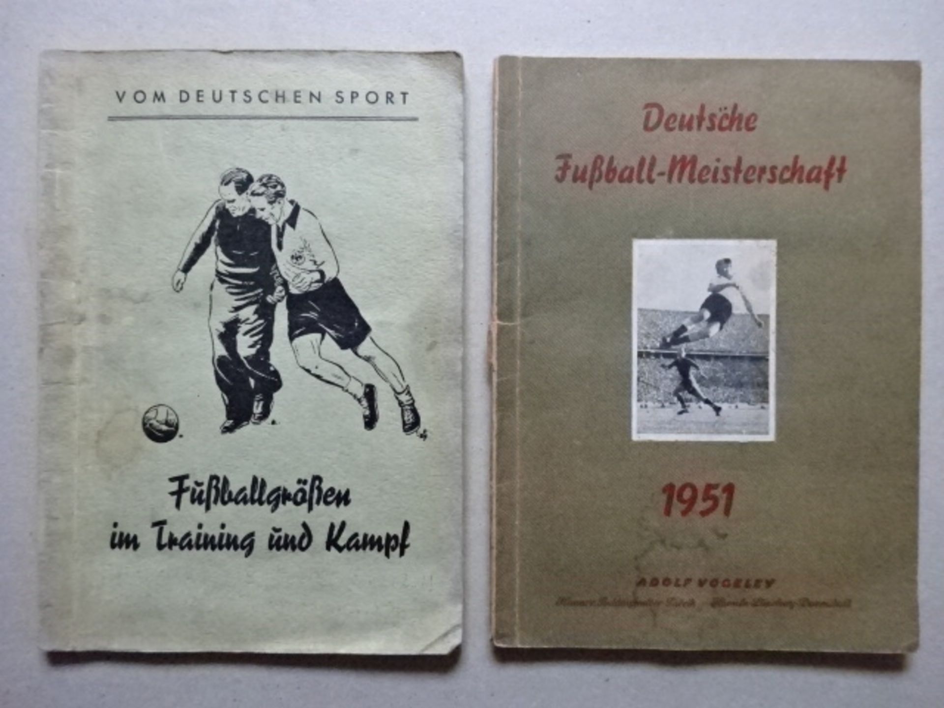 2 Fußball-Sammelbilderalben, signiert