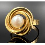 Ladies' ring. 750 yellow gold with one pearl.