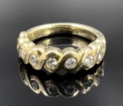 Halb-Memoire Ring. 585 Gelbgold. Besetzt mit 9 kleinen Diamanten.