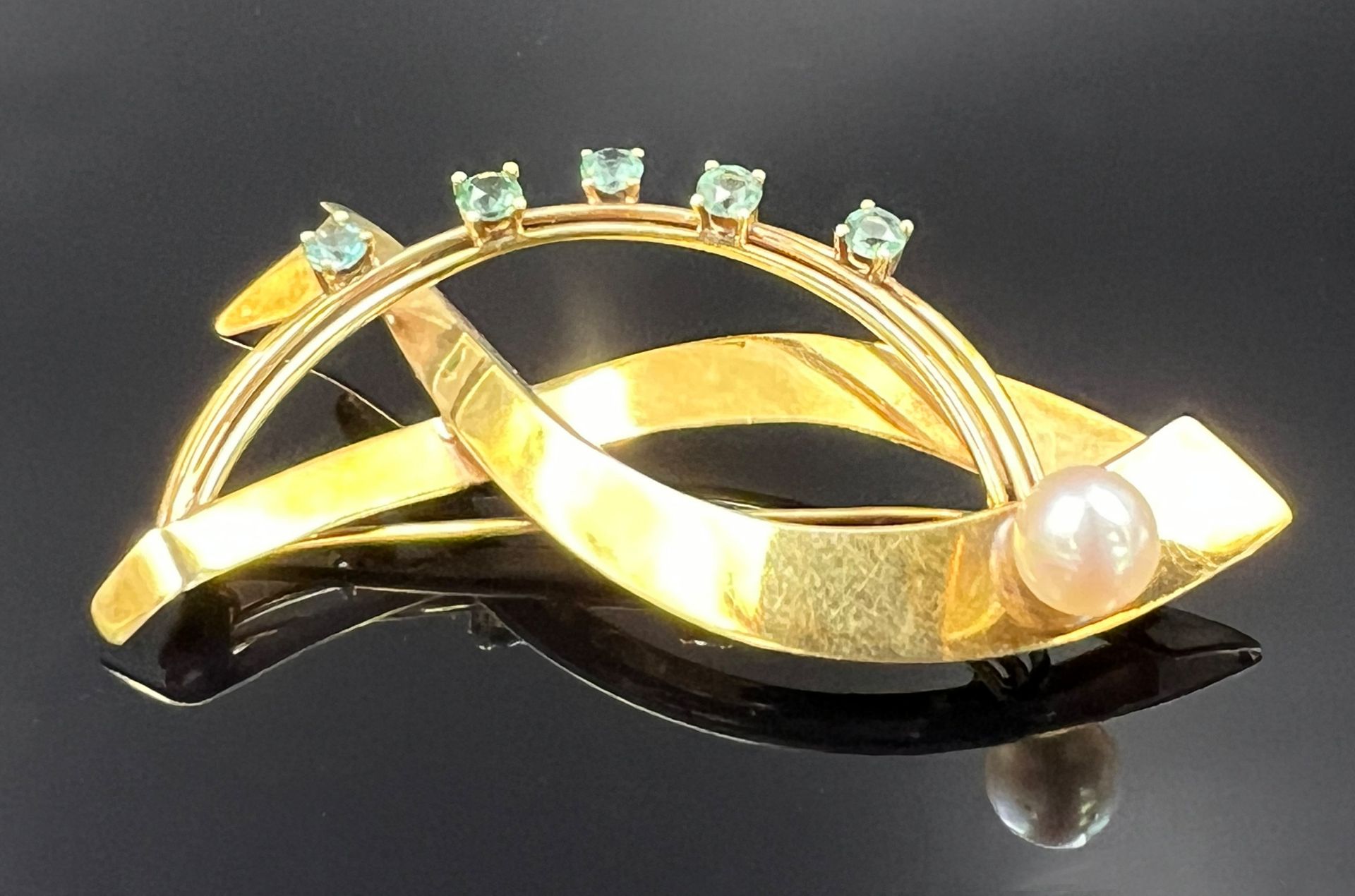 Brooch. 585 yellow gold with a pearl and light green coloured stones.