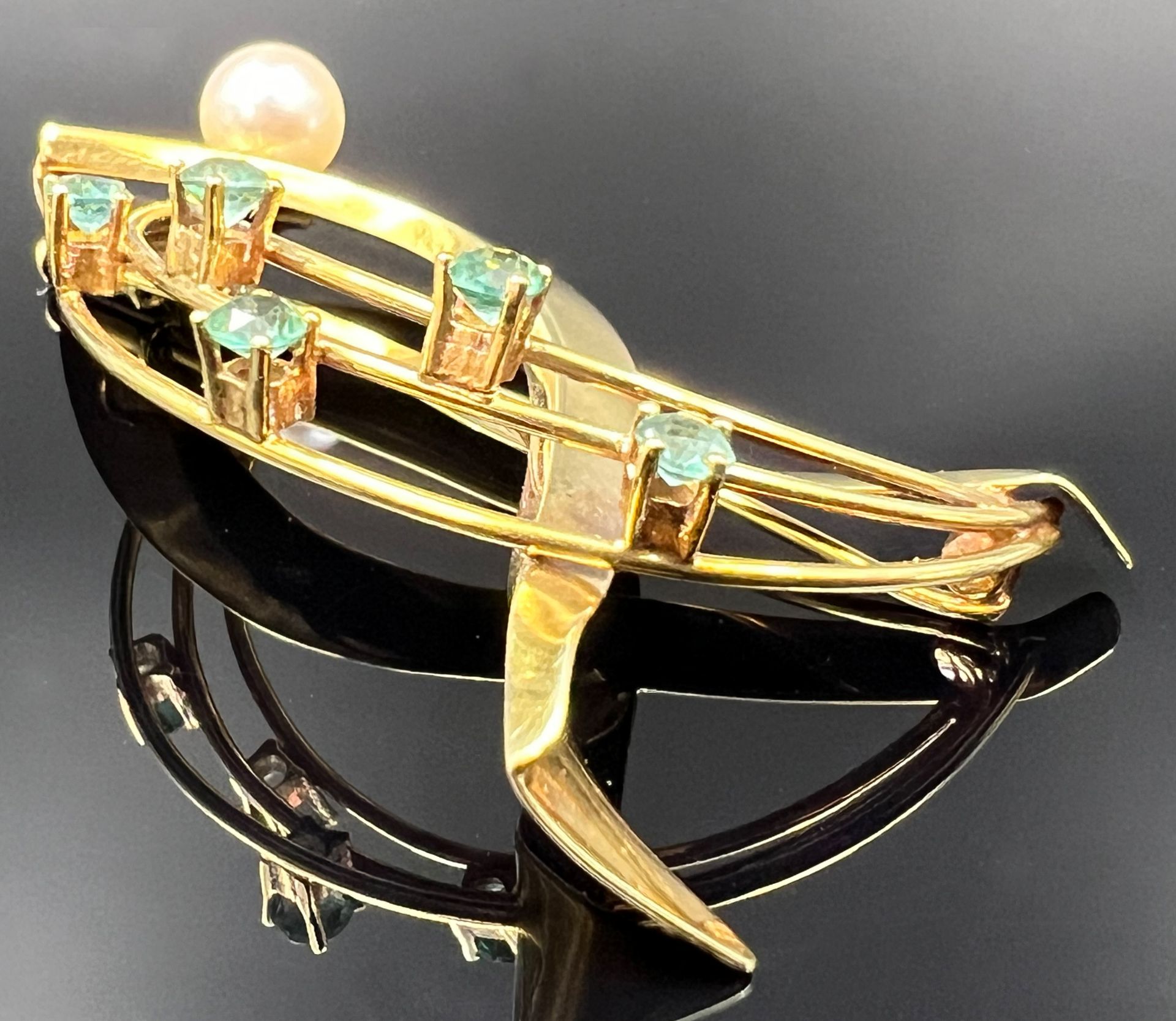 Brooch. 585 yellow gold with a pearl and light green coloured stones. - Image 2 of 6