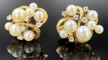 Paar Ohrclips. 585 Gelbgold mit Perlen und Diamanten.
