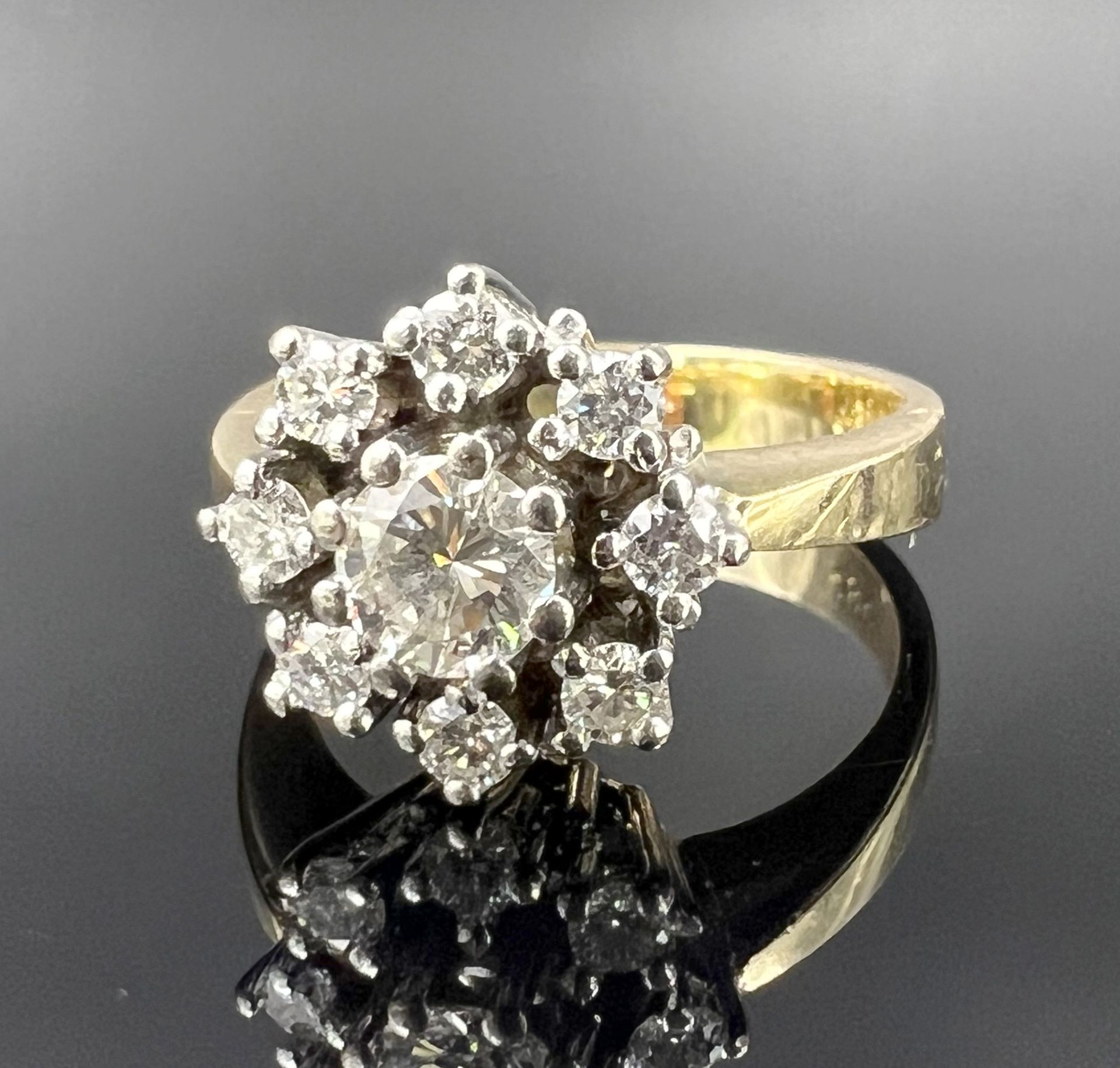 Ladies' ring in the shape of a flower. 585 yellow gold with diamonds.