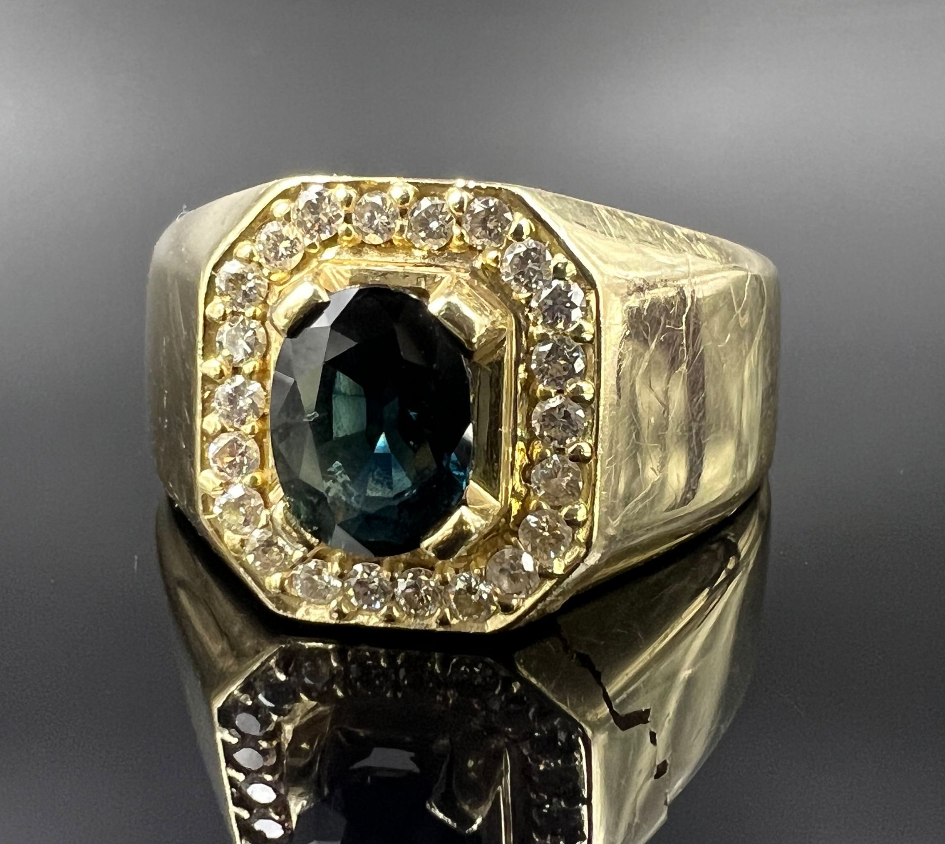 Ladies ring. 585 yellow gold. 1 blue coloured stone and diamonds.