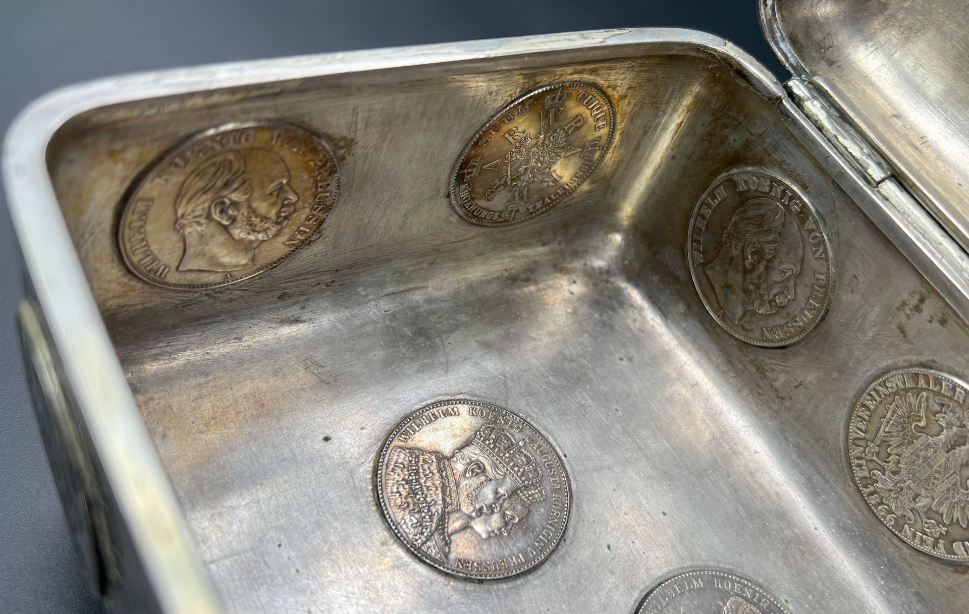 Silberne Münzschatulle. 4 Goldmünzen. 12 Lot. 2. Hälfte 19. Jahrhundert. - Bild 14 aus 20