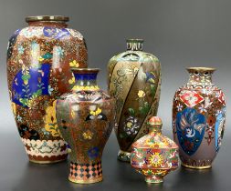 5 antique cloisonné vases and snuffboxes.