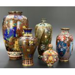 5 antike Cloisonné Vasen und Schnupftabakdosen.