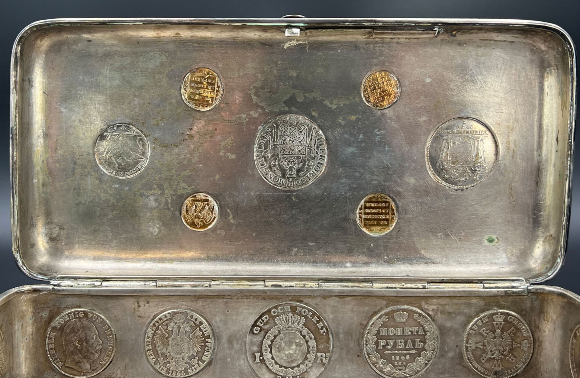 Silberne Münzschatulle. 4 Goldmünzen. 12 Lot. 2. Hälfte 19. Jahrhundert. - Bild 11 aus 20
