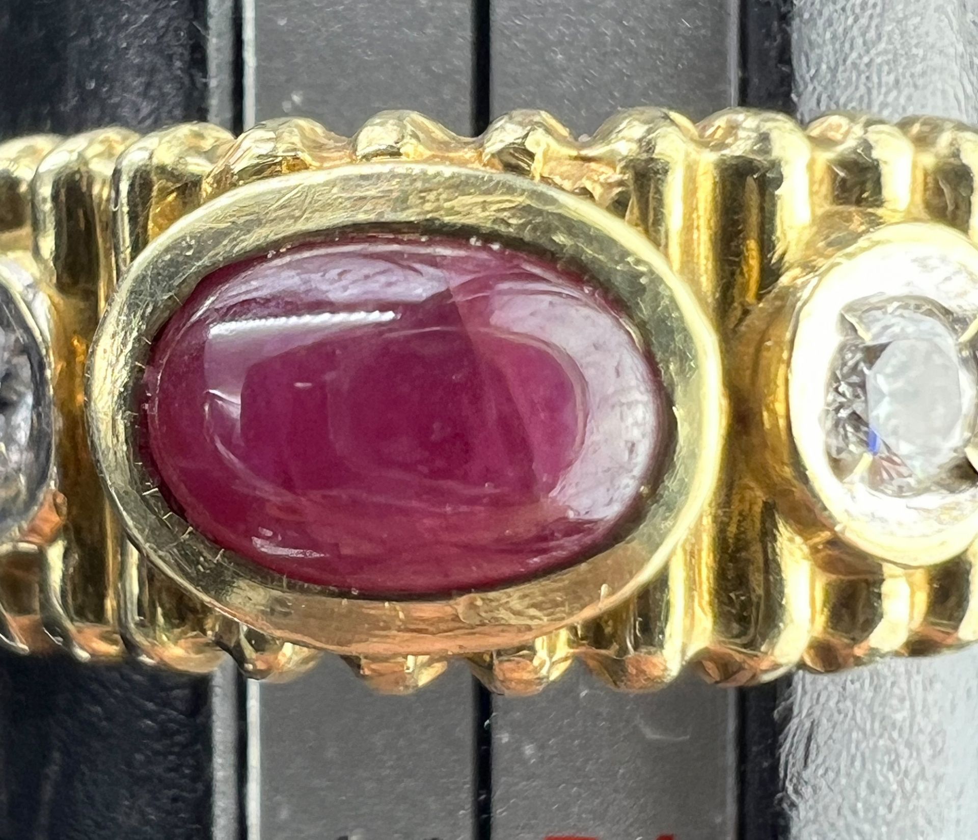 Ladies' ring. 585 yellow gold. 1 coloured stone cabochon and 2 small diamonds. - Image 6 of 8