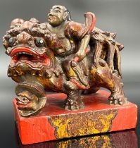 Figurengruppe. Auf einem Löwe reitender Krieger. China. Wohl 19. Jahrhundert.