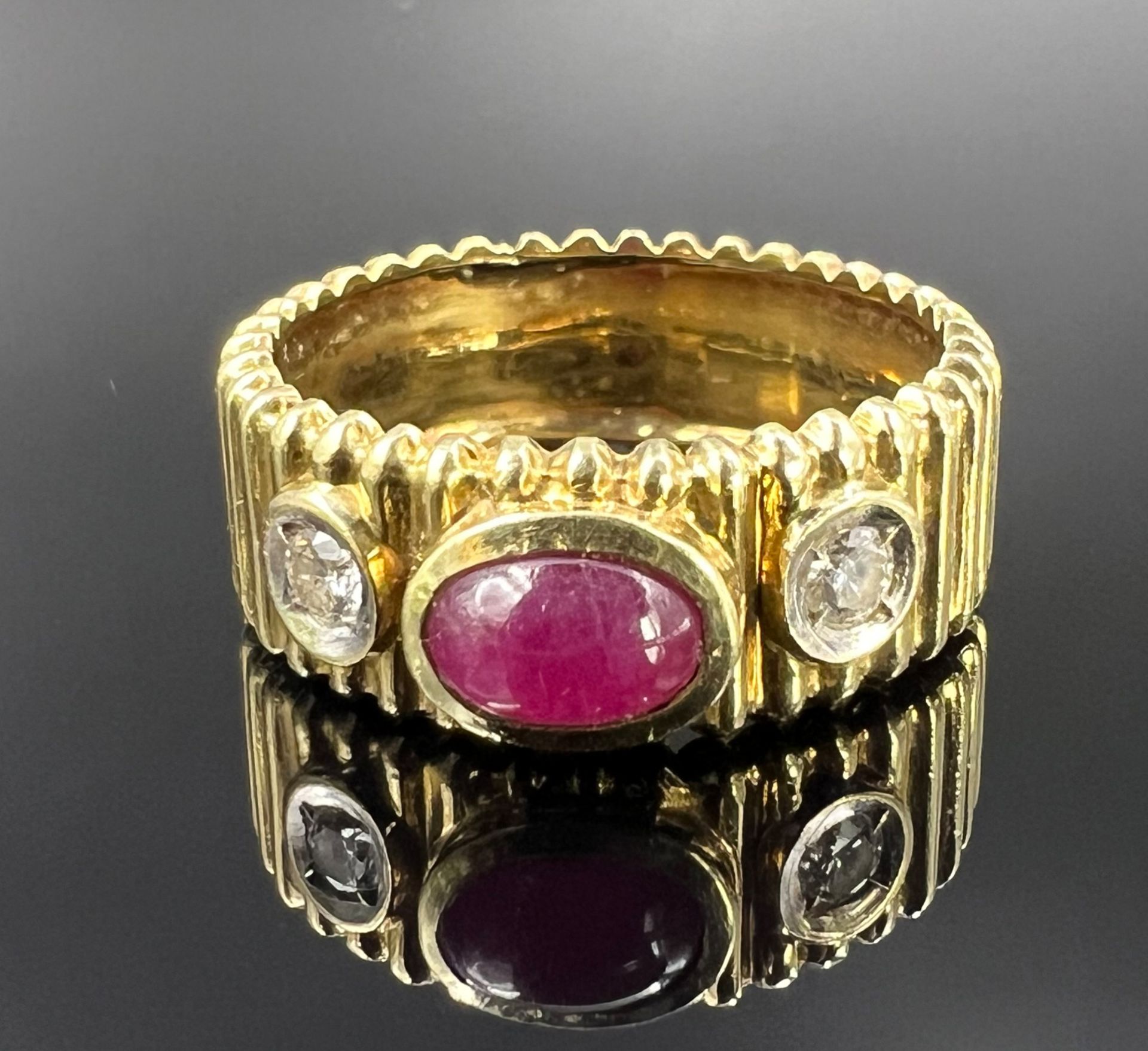 Ladies' ring. 585 yellow gold. 1 coloured stone cabochon and 2 small diamonds.