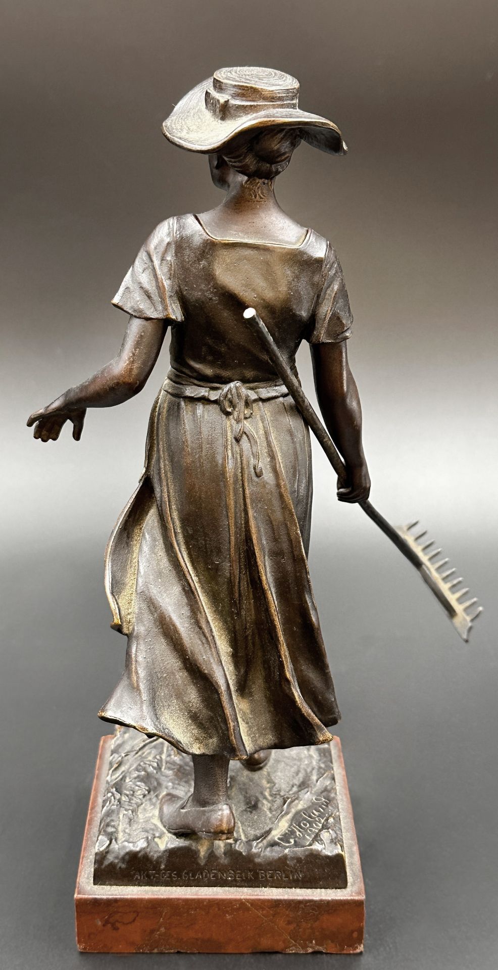 Constantin HÖLAND (act.1890 - 1910). Bronze. Farmer's wife. - Image 3 of 12
