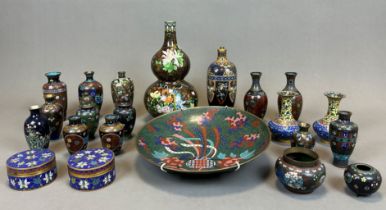 22-teiliges Konvolut. Antike Cloisonné Vasen, Deckeldosen, Wandteller.