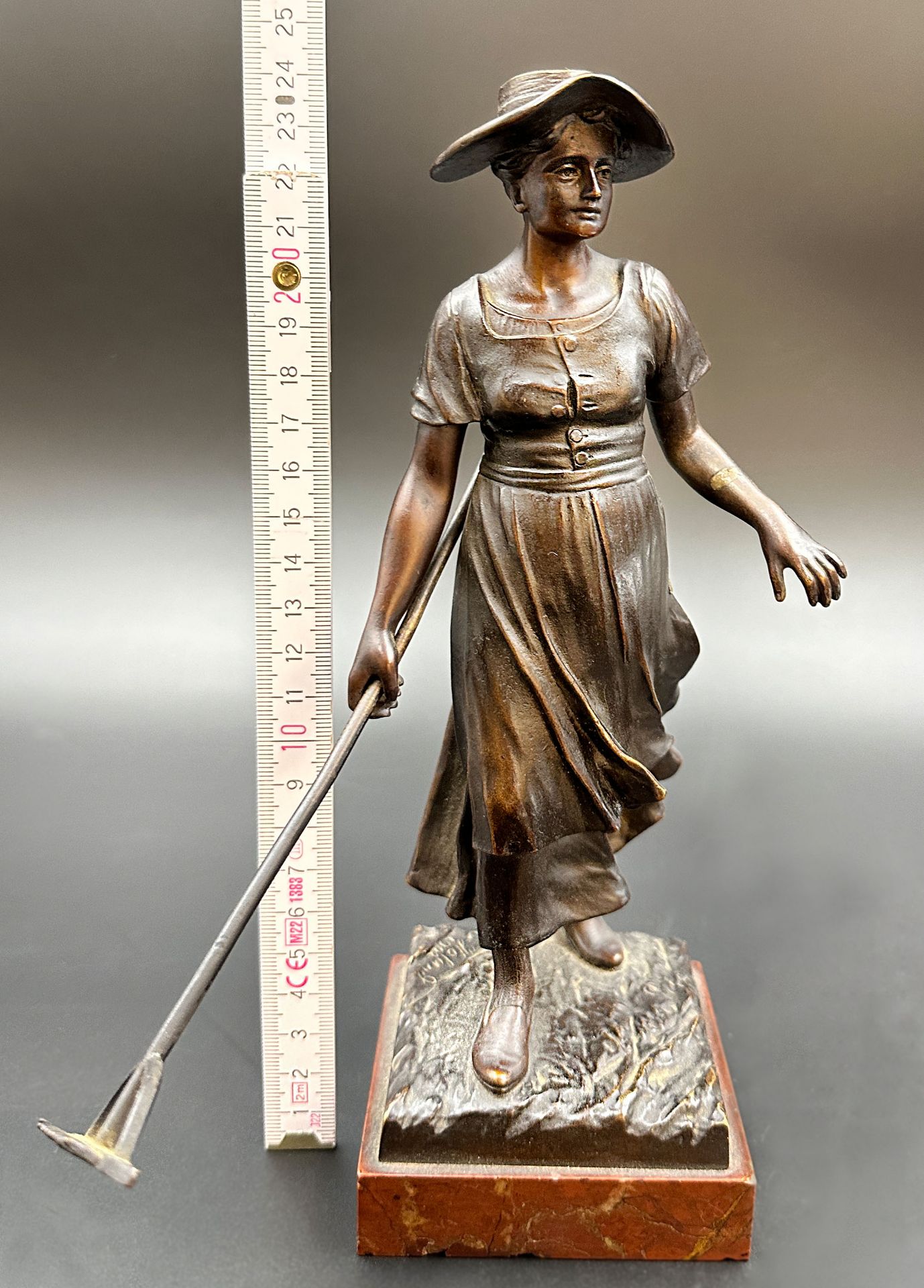 Constantin HÖLAND (act.1890 - 1910). Bronze. Farmer's wife. - Image 12 of 12