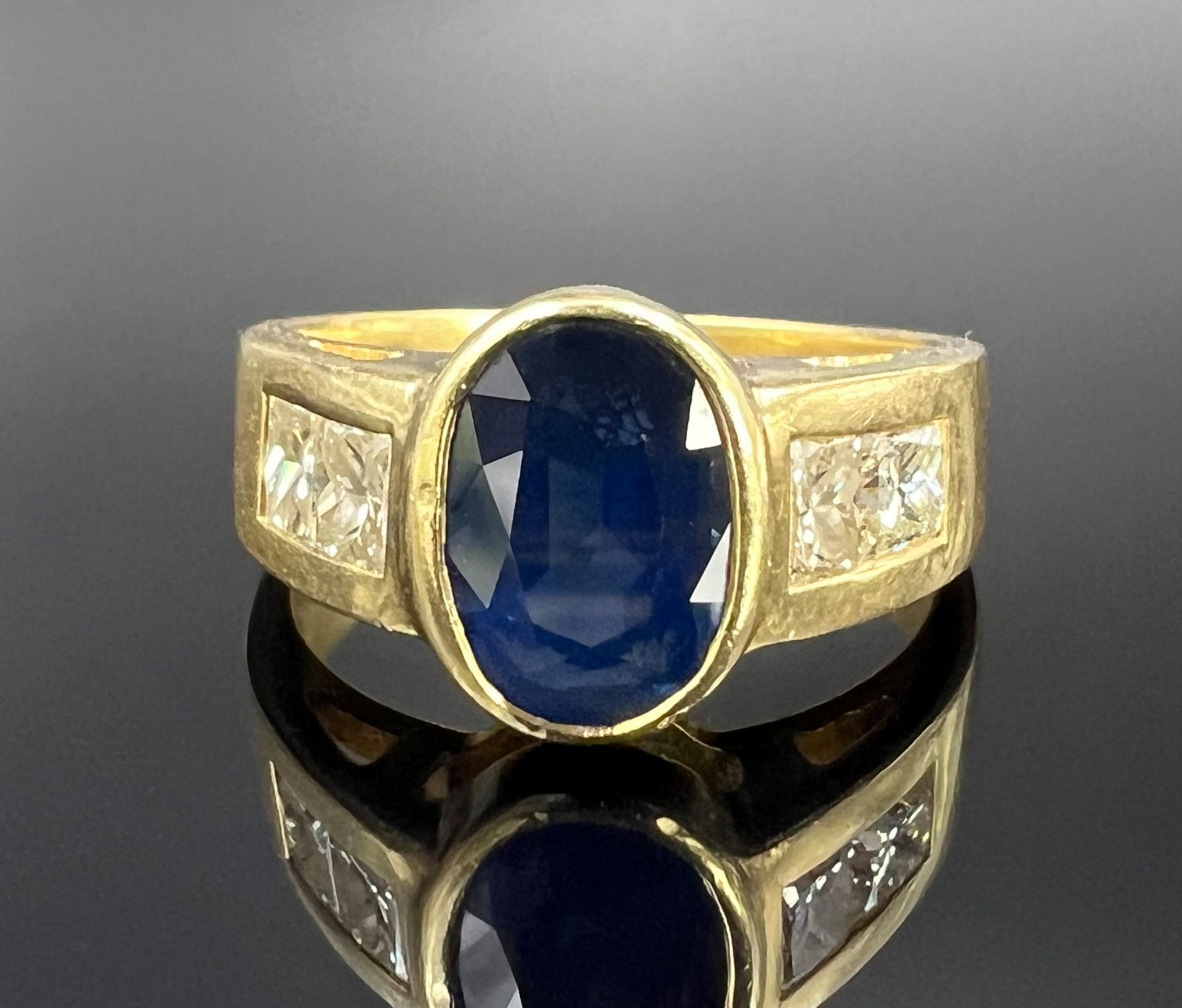Ladies' ring. 750 yellow gold. 1 blue colored stone and 4 diamonds. - Image 2 of 10