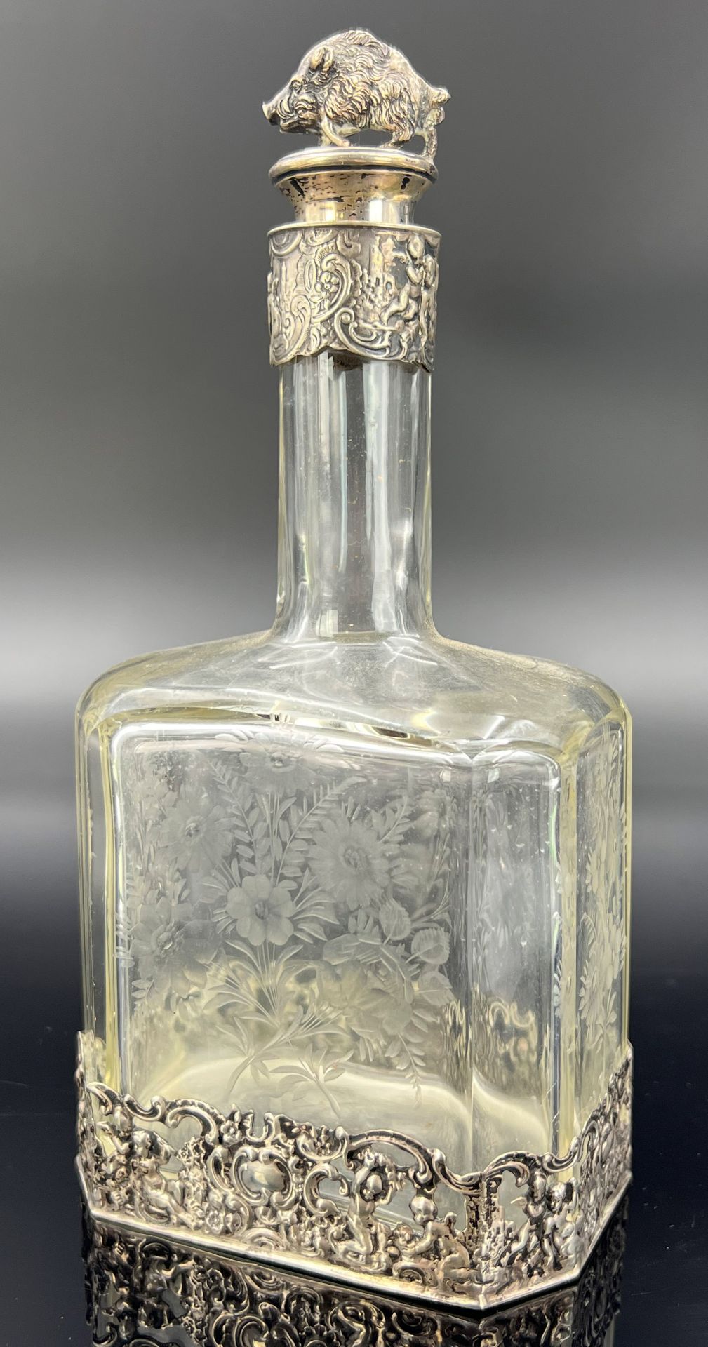Likörflasche mit reicher Silbermontierung. 800er Silber.