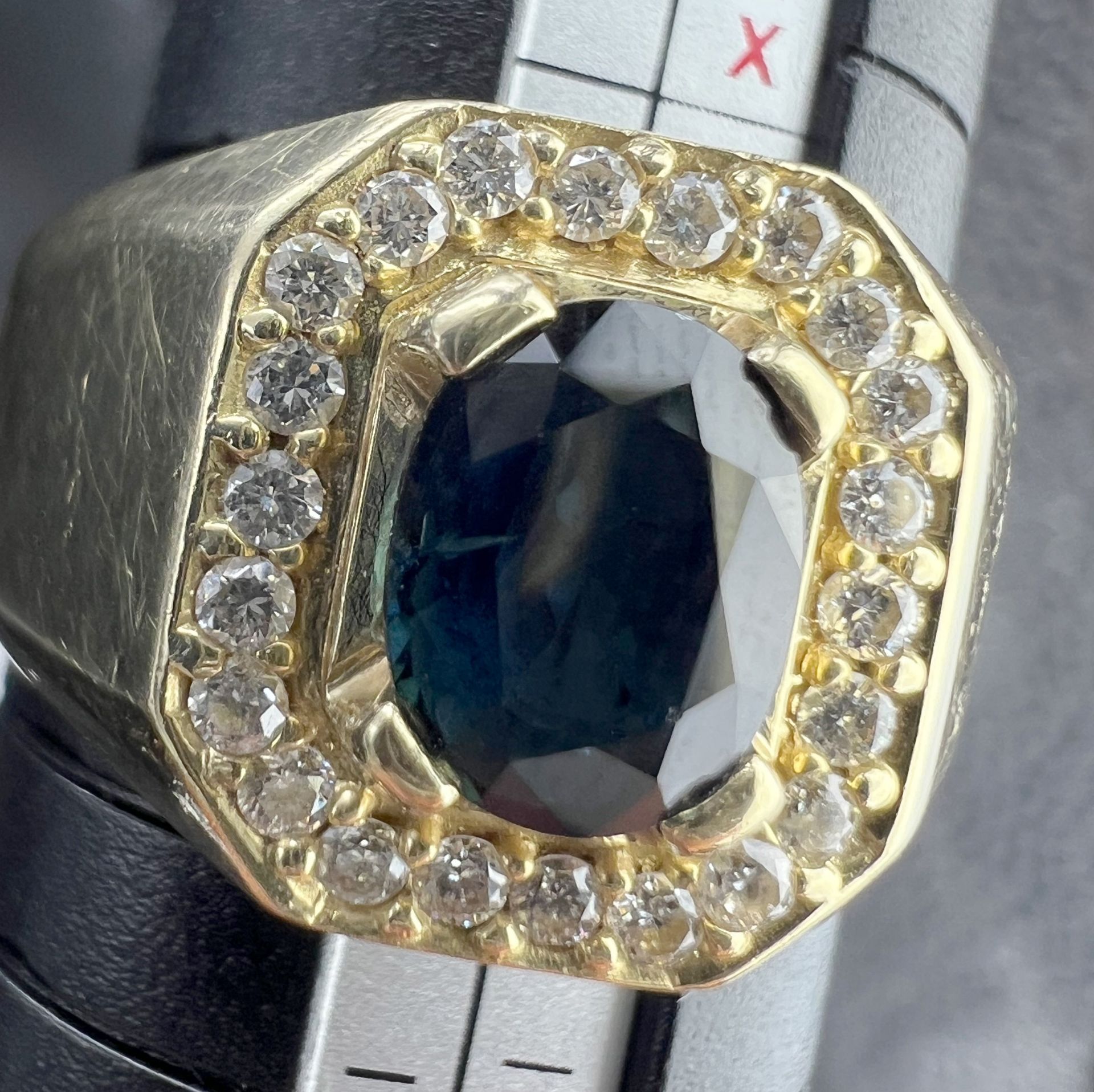 Ladies ring. 585 yellow gold. 1 blue coloured stone and diamonds. - Image 7 of 8